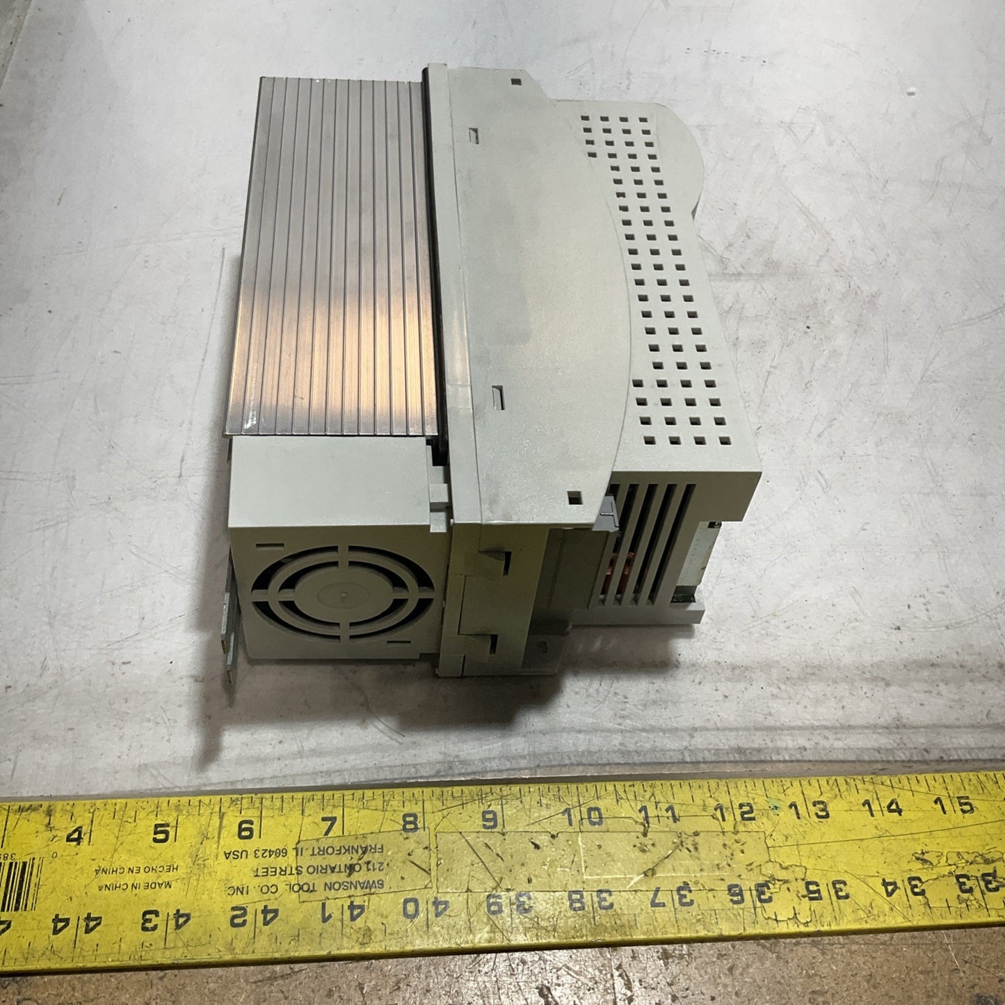 LENZE ECSEA008C4B DRIVE VARIABLE FREQUENCY CONTROLLER INVERTER XE25