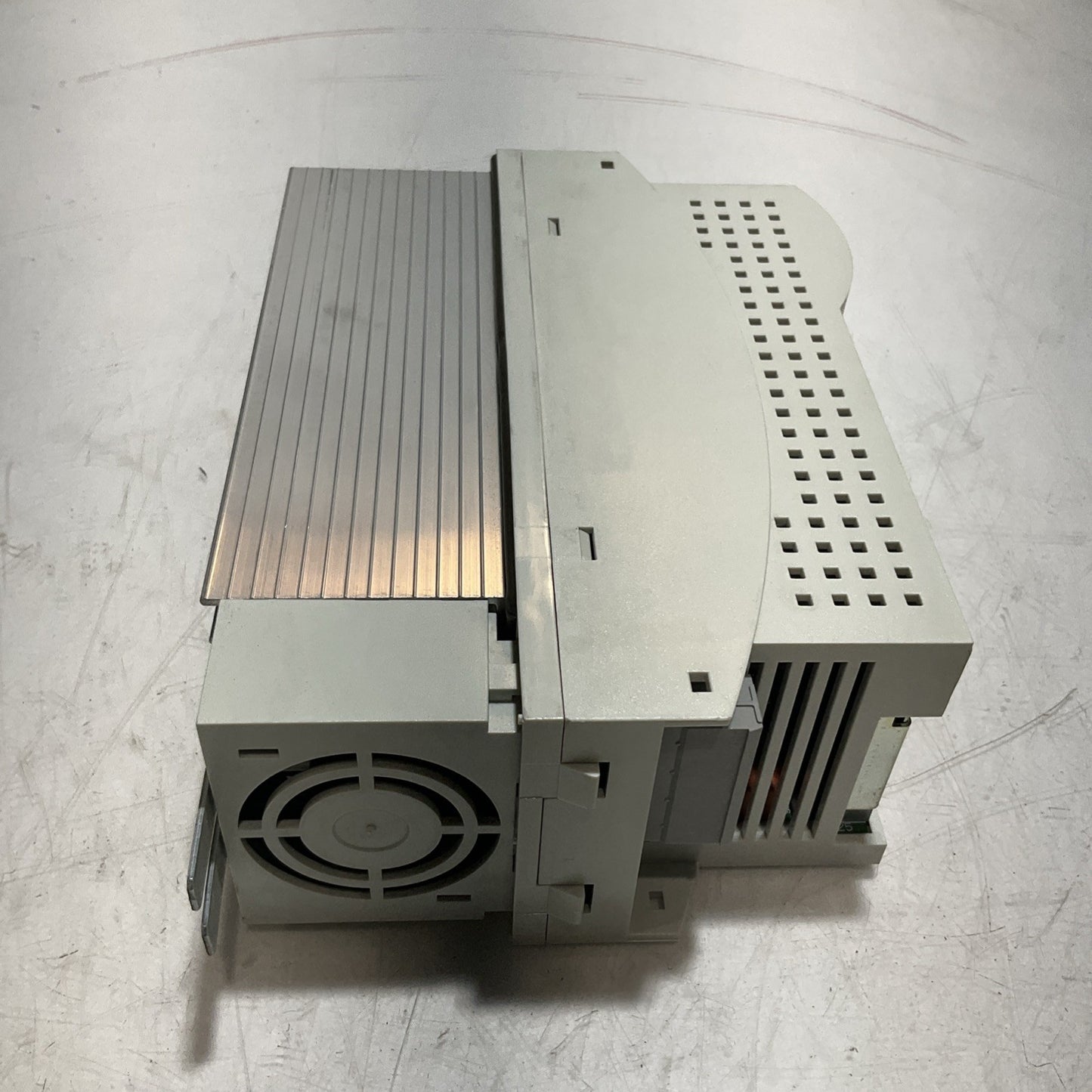LENZE ECSEA008C4B DRIVE VARIABLE FREQUENCY CONTROLLER INVERTER XE25