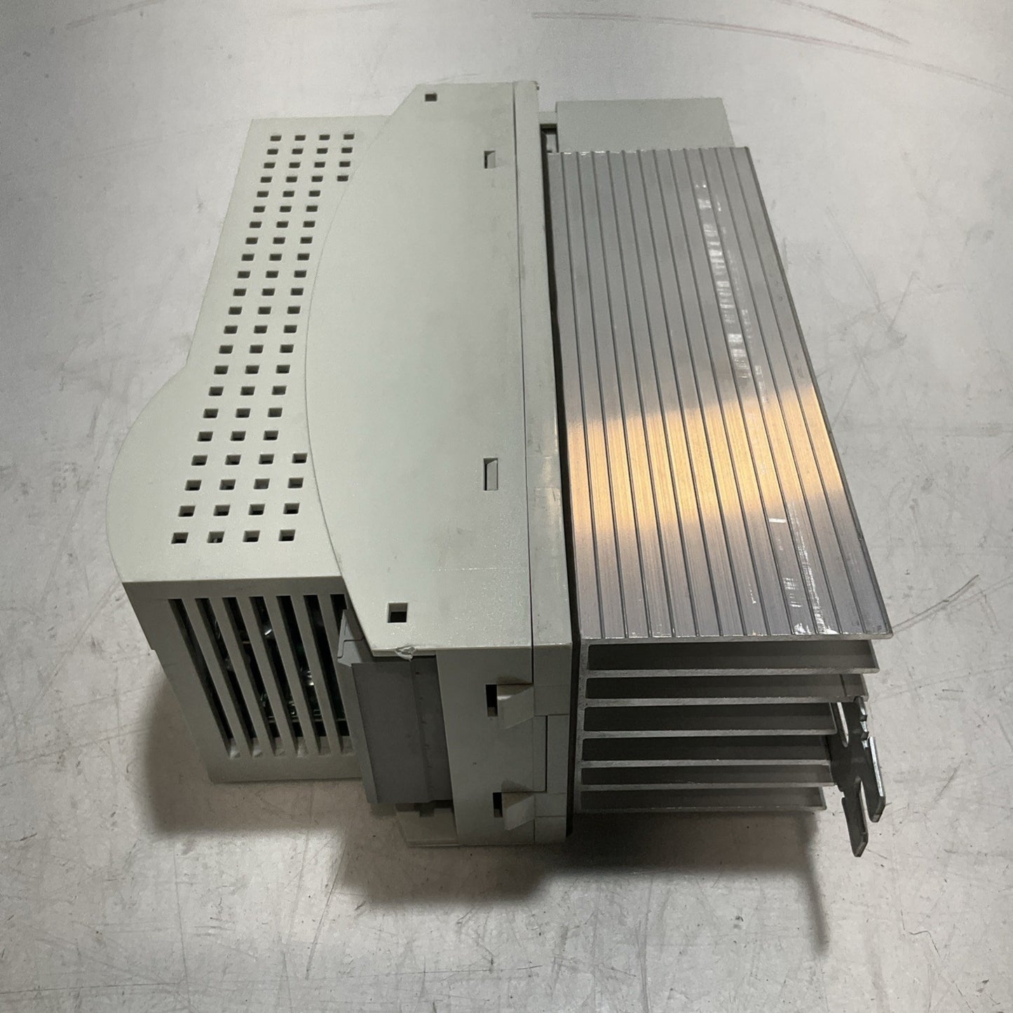 LENZE ECSEA008C4B DRIVE VARIABLE FREQUENCY CONTROLLER INVERTER XE25