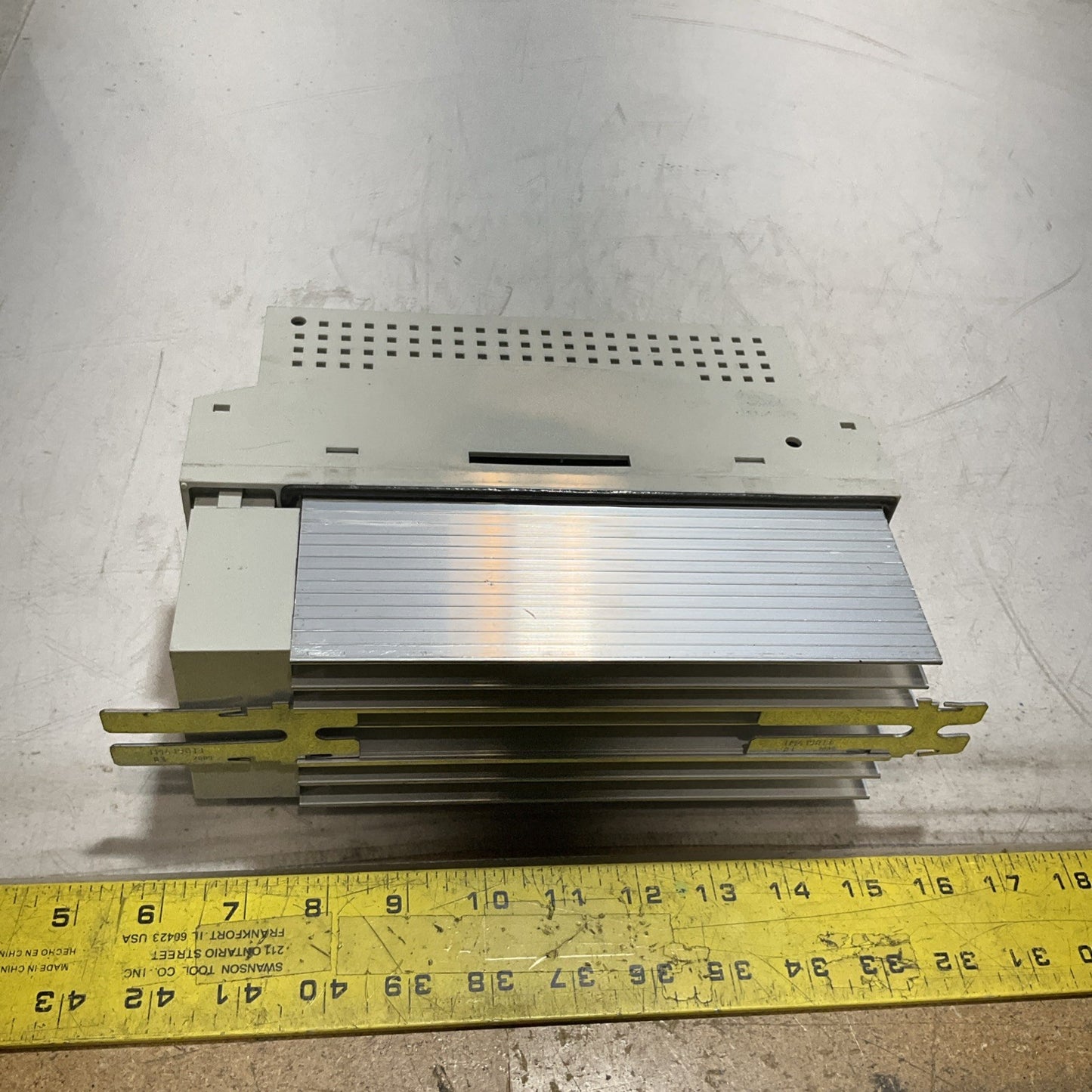 LENZE ECSEA008C4B DRIVE VARIABLE FREQUENCY CONTROLLER INVERTER XE25