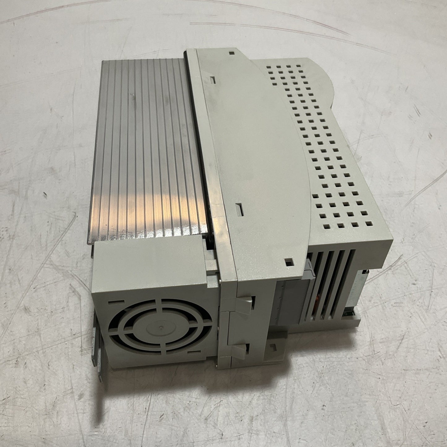 LENZE ECSEA008C4B DRIVE VARIABLE FREQUENCY CONTROLLER INVERTER XE25
