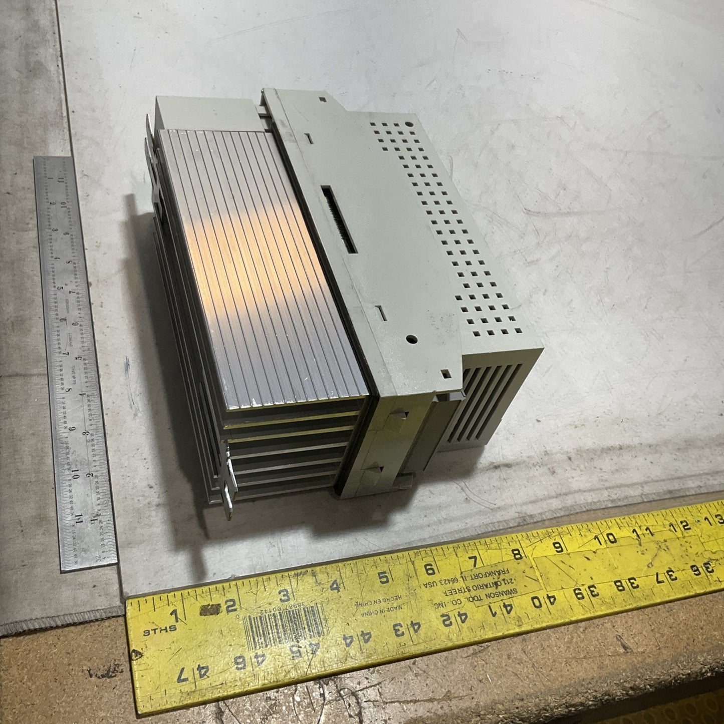 LENZE ECSEA008C4B DRIVE VARIABLE FREQUENCY CONTROLLER INVERTER XE25