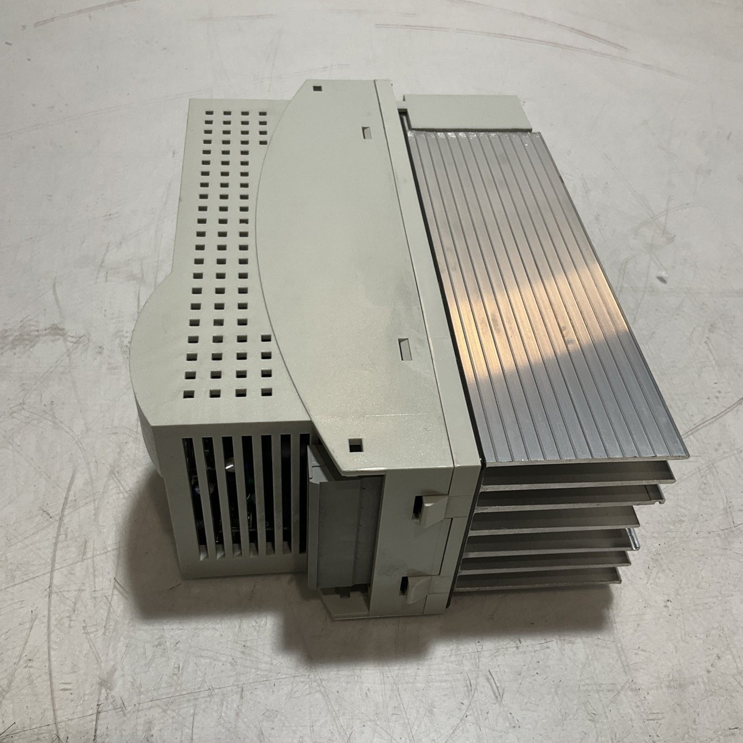 LENZE ECSEA008C4B DRIVE VARIABLE FREQUENCY CONTROLLER INVERTER XE25