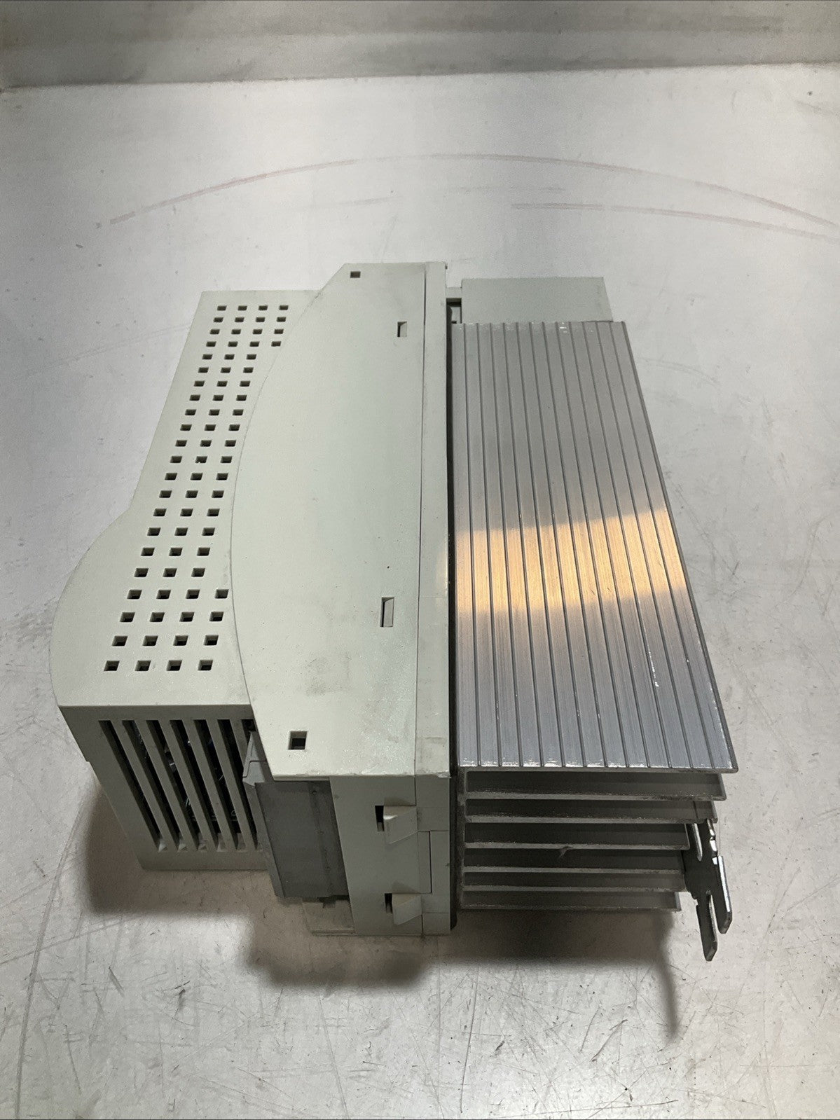 LENZE ECSEA008C4B DRIVE VARIABLE FREQUENCY CONTROLLER INVERTER XE25