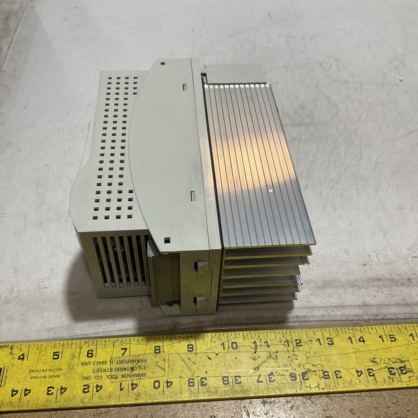 LENZE ECSEA008C4B DRIVE VARIABLE FREQUENCY CONTROLLER INVERTER XE25