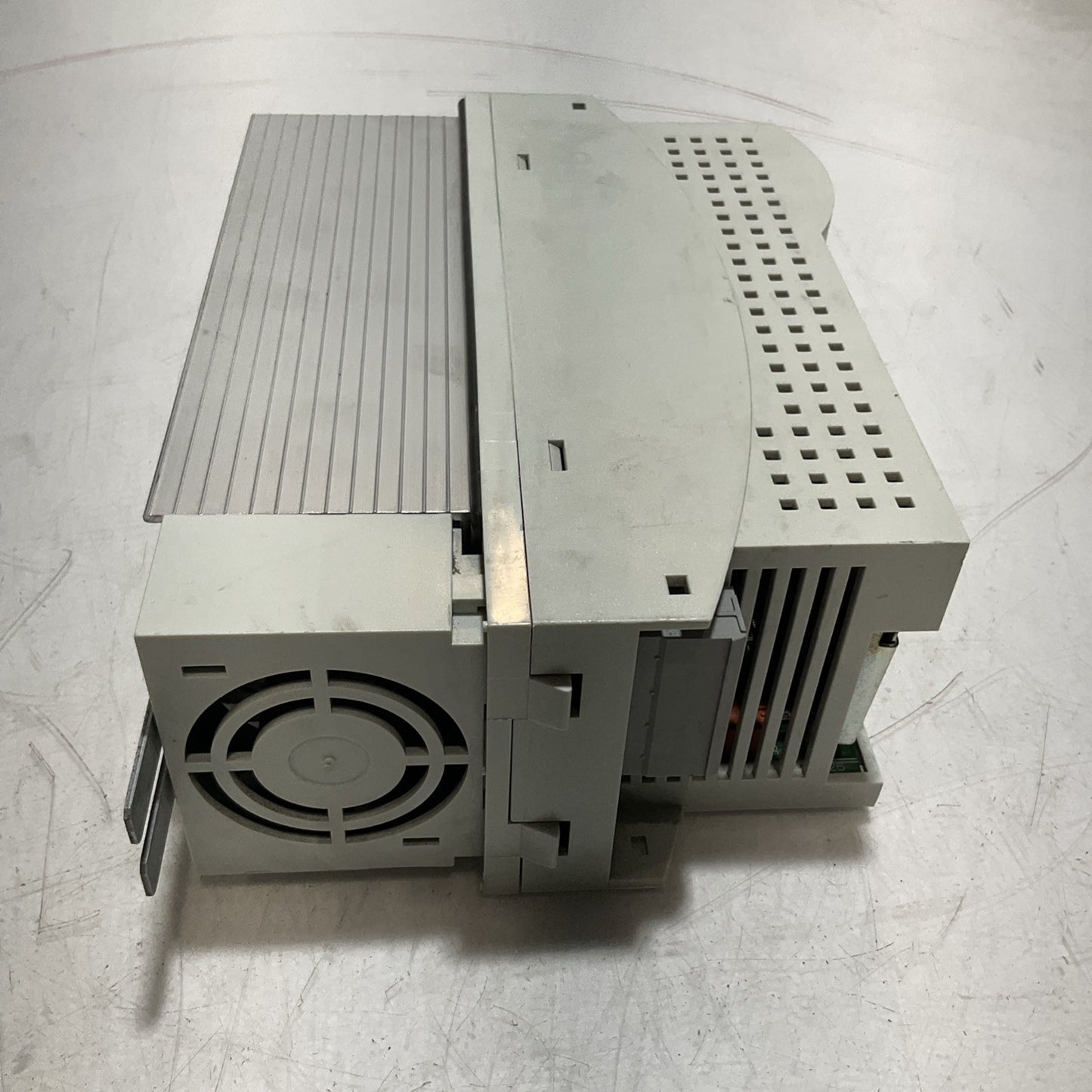LENZE ECSEA008C4B DRIVE VARIABLE FREQUENCY CONTROLLER INVERTER XE25