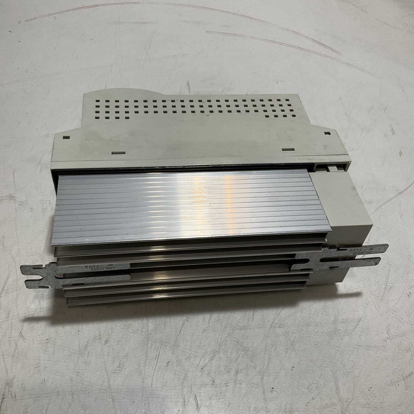 LENZE ECSEA008C4B DRIVE VARIABLE FREQUENCY CONTROLLER INVERTER XE25