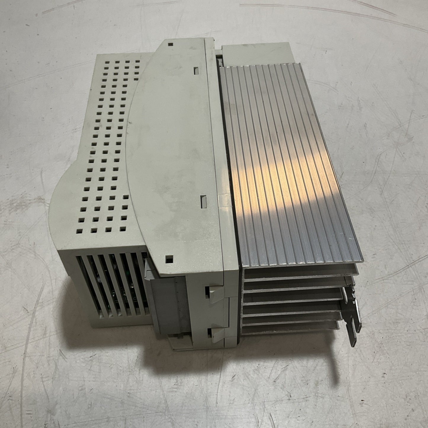 LENZE ECSEA008C4B DRIVE VARIABLE FREQUENCY CONTROLLER INVERTER XE25