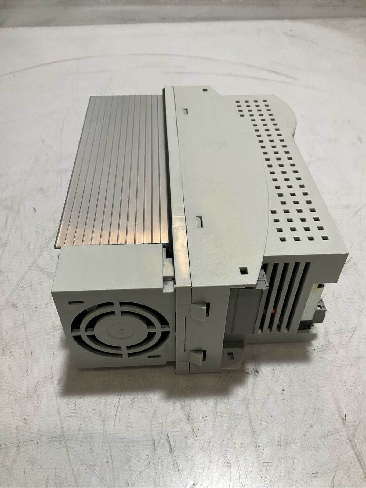 LENZE ECSEA008C4B DRIVE VARIABLE FREQUENCY CONTROLLER INVERTER XE25