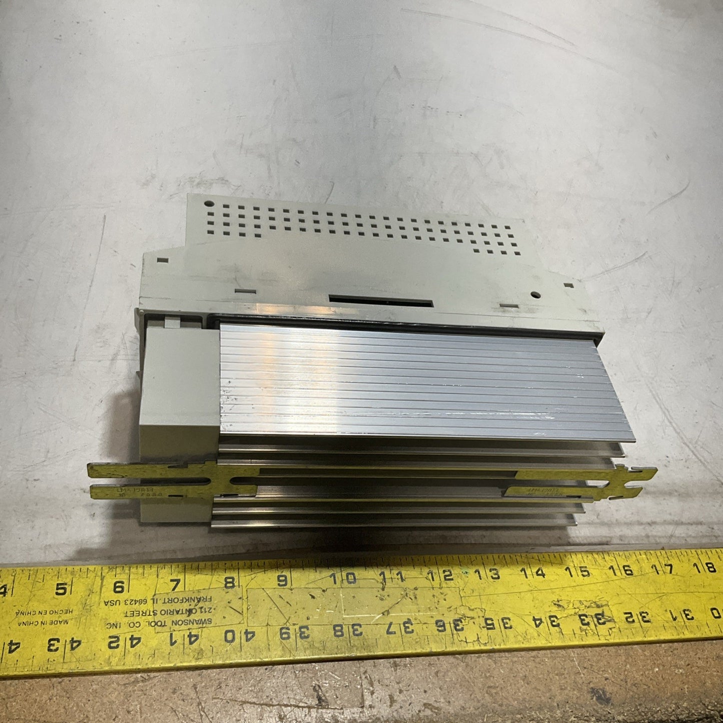 LENZE ECSEA008C4B DRIVE VARIABLE FREQUENCY CONTROLLER INVERTER XE25