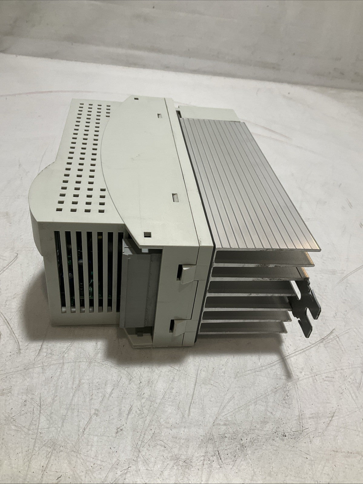 LENZE ECSEA008C4B DRIVE VARIABLE FREQUENCY CONTROLLER INVERTER XE25