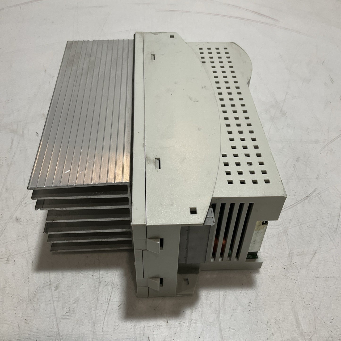 LENZE ECSEA008C4B DRIVE VARIABLE FREQUENCY CONTROLLER INVERTER XE25