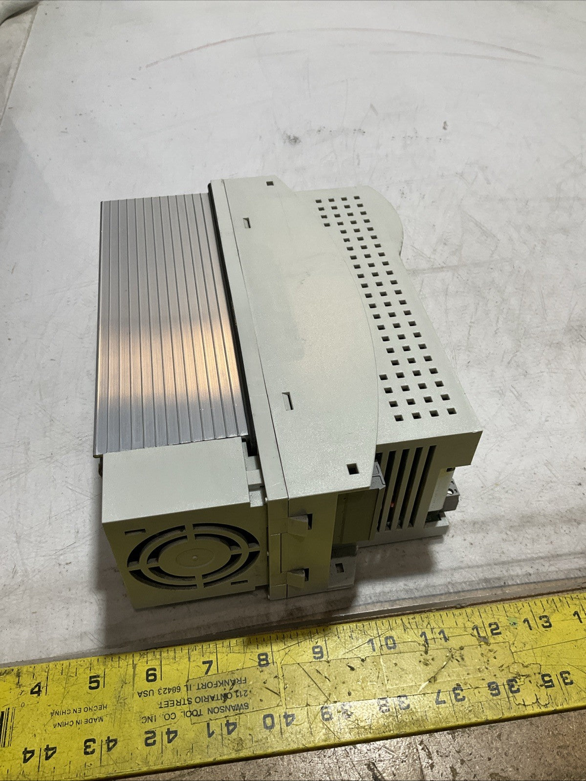 LENZE ECSEA008C4B DRIVE VARIABLE FREQUENCY CONTROLLER INVERTER XE25
