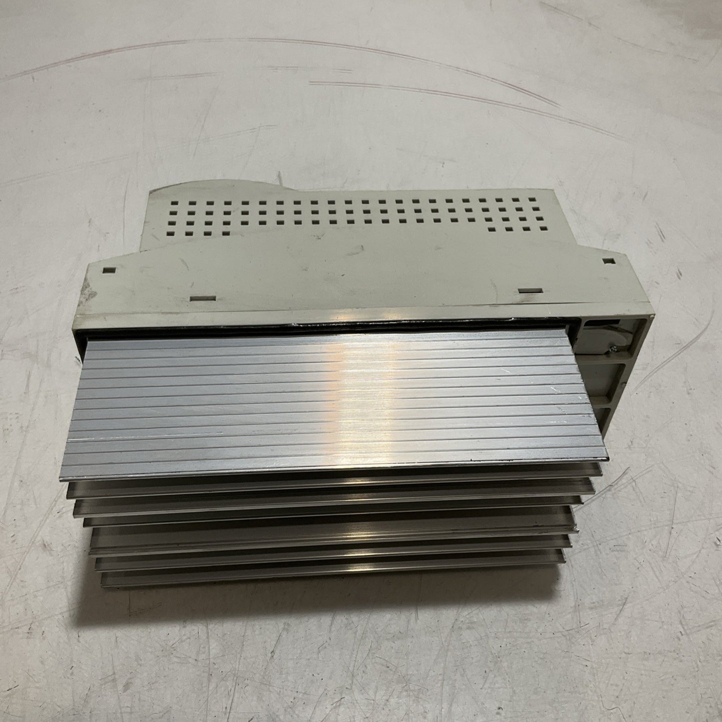 LENZE ECSEA008C4B DRIVE VARIABLE FREQUENCY CONTROLLER INVERTER XE25