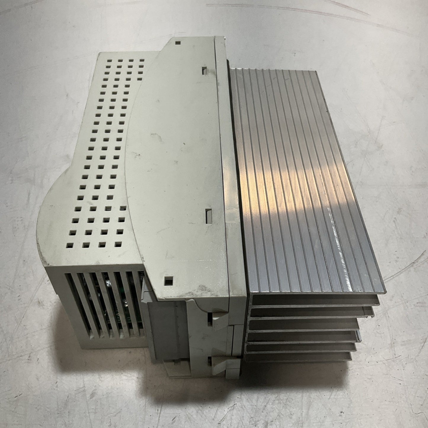 LENZE ECSEA008C4B DRIVE VARIABLE FREQUENCY CONTROLLER INVERTER XE25