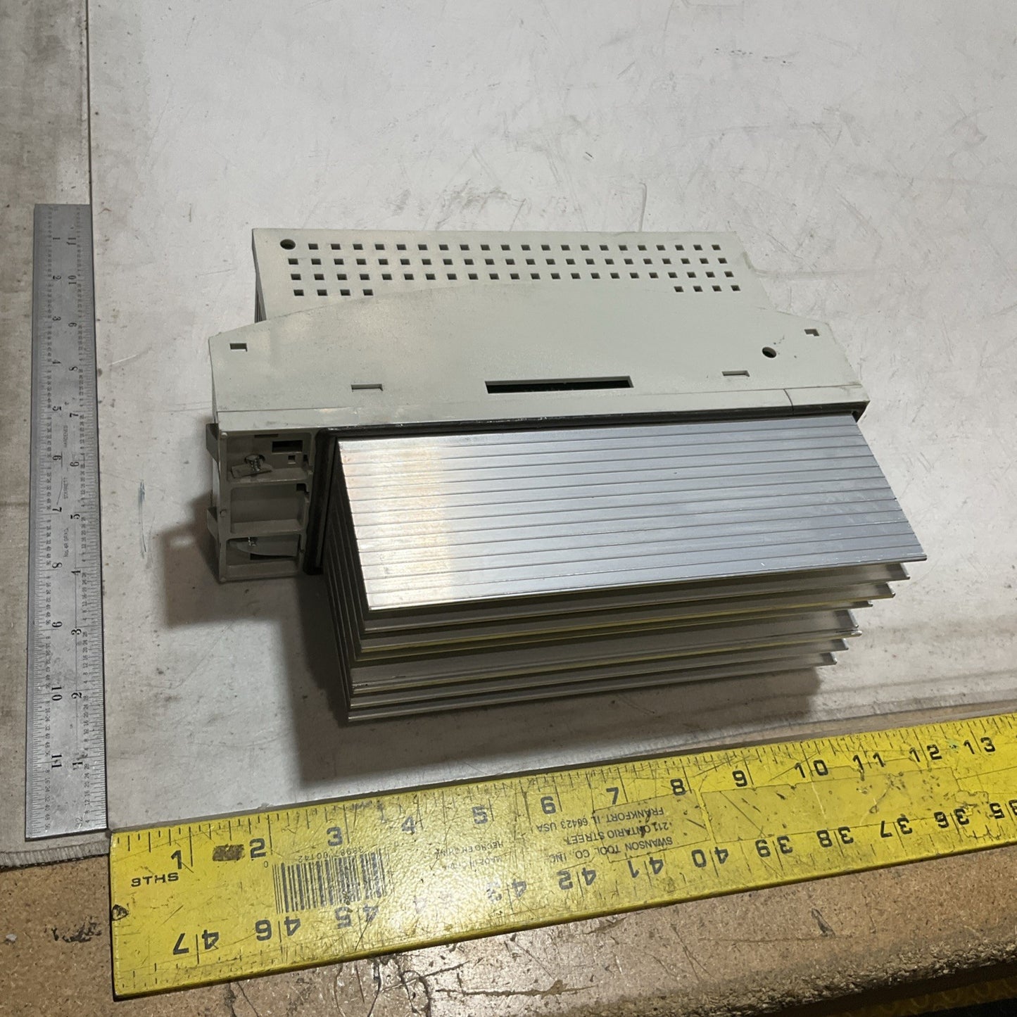 LENZE ECSEA008C4B DRIVE VARIABLE FREQUENCY CONTROLLER INVERTER XE25