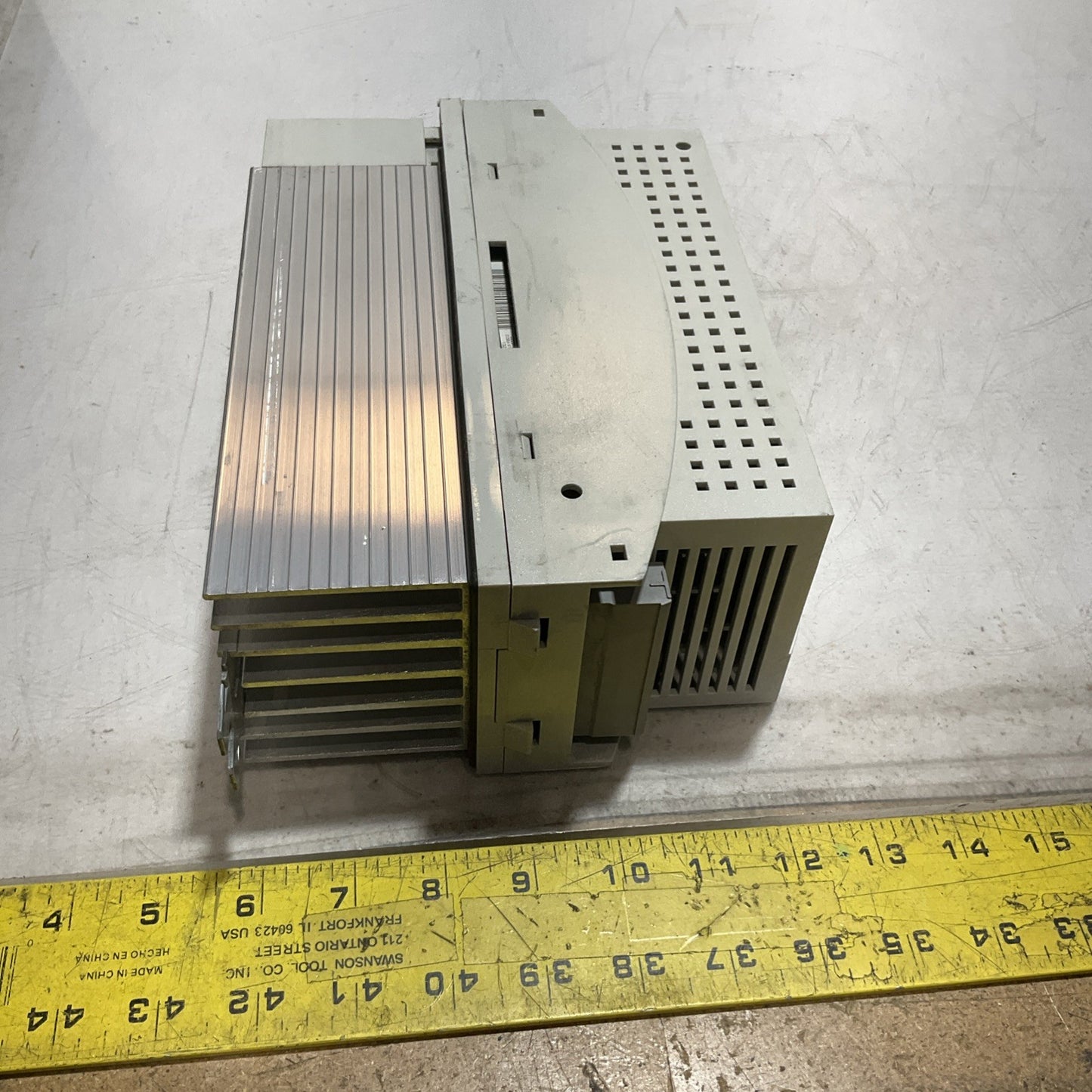 LENZE ECSEA008C4B DRIVE VARIABLE FREQUENCY CONTROLLER INVERTER XE25