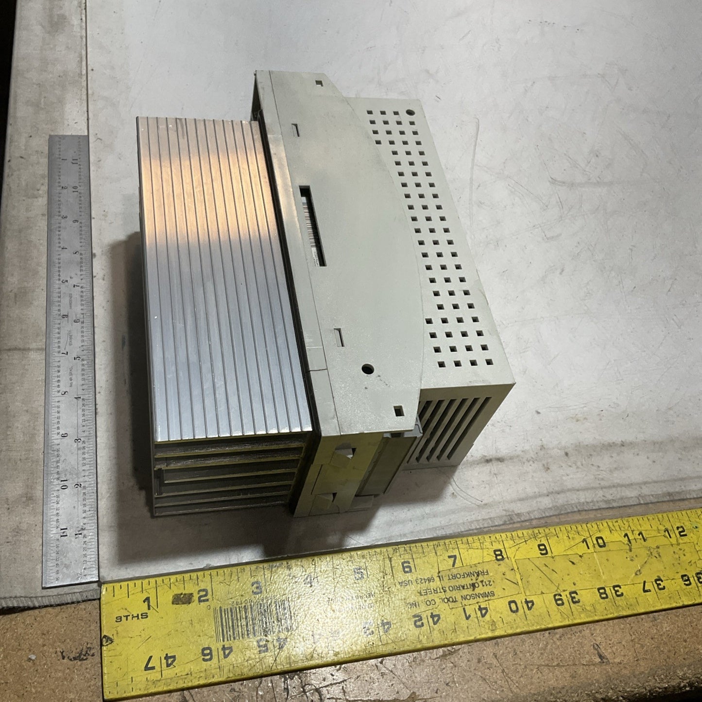 LENZE ECSEA008C4B DRIVE VARIABLE FREQUENCY CONTROLLER INVERTER XE25