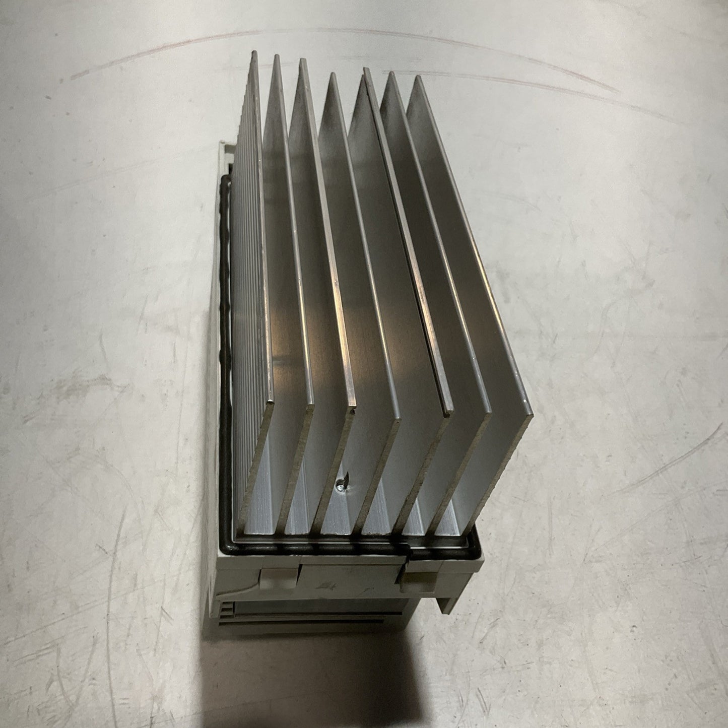 LENZE ECSEA008C4B DRIVE VARIABLE FREQUENCY CONTROLLER INVERTER XE25