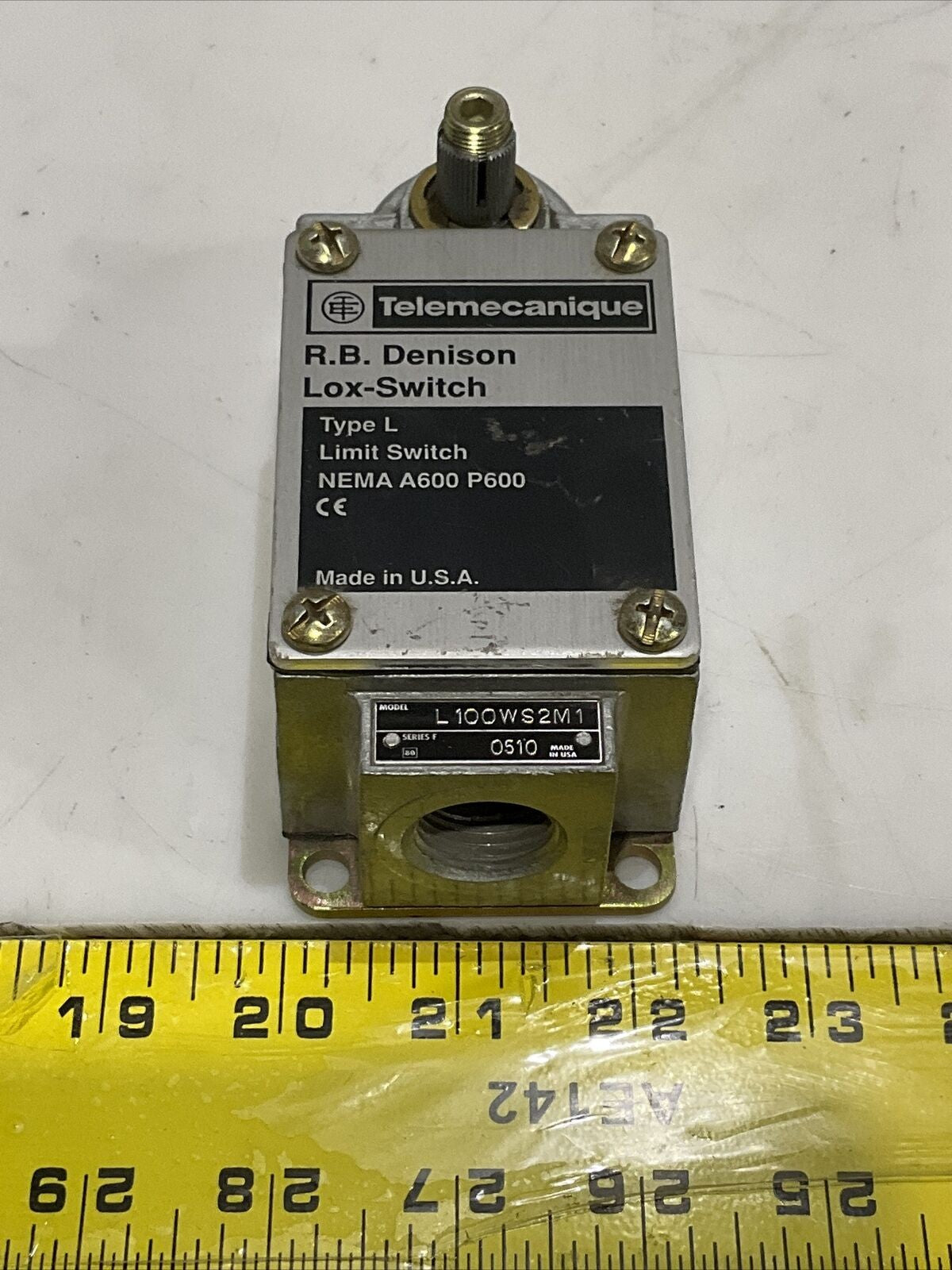 TELEMECANIQUE L100WS2M1 KIMIT SWITCH TYPE L 479