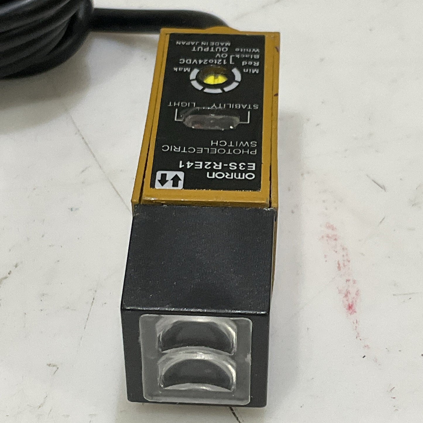 OMRON E3S-R2E41 PHOTOELECTRIC SWITCH 24 VDC Z2M