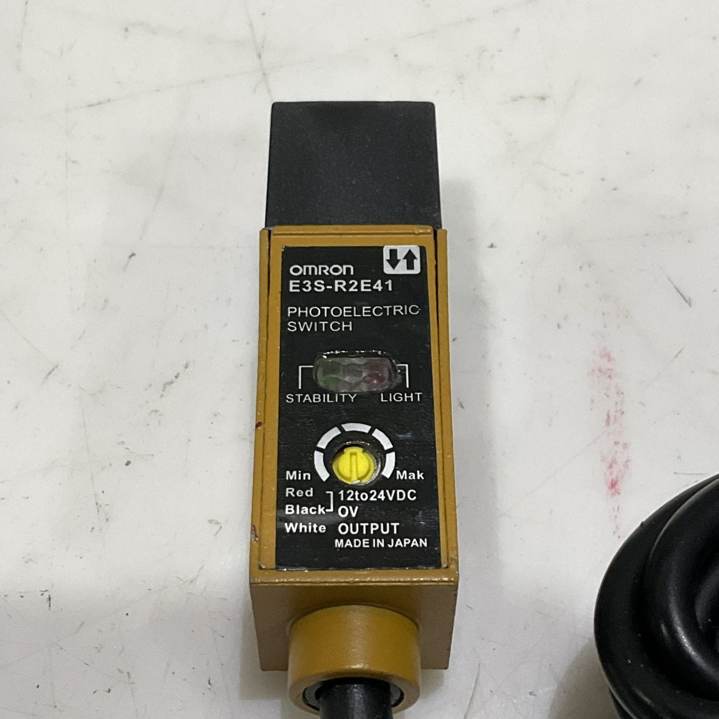 OMRON E3S-R2E41 PHOTOELECTRIC SWITCH 24 VDC Z2M
