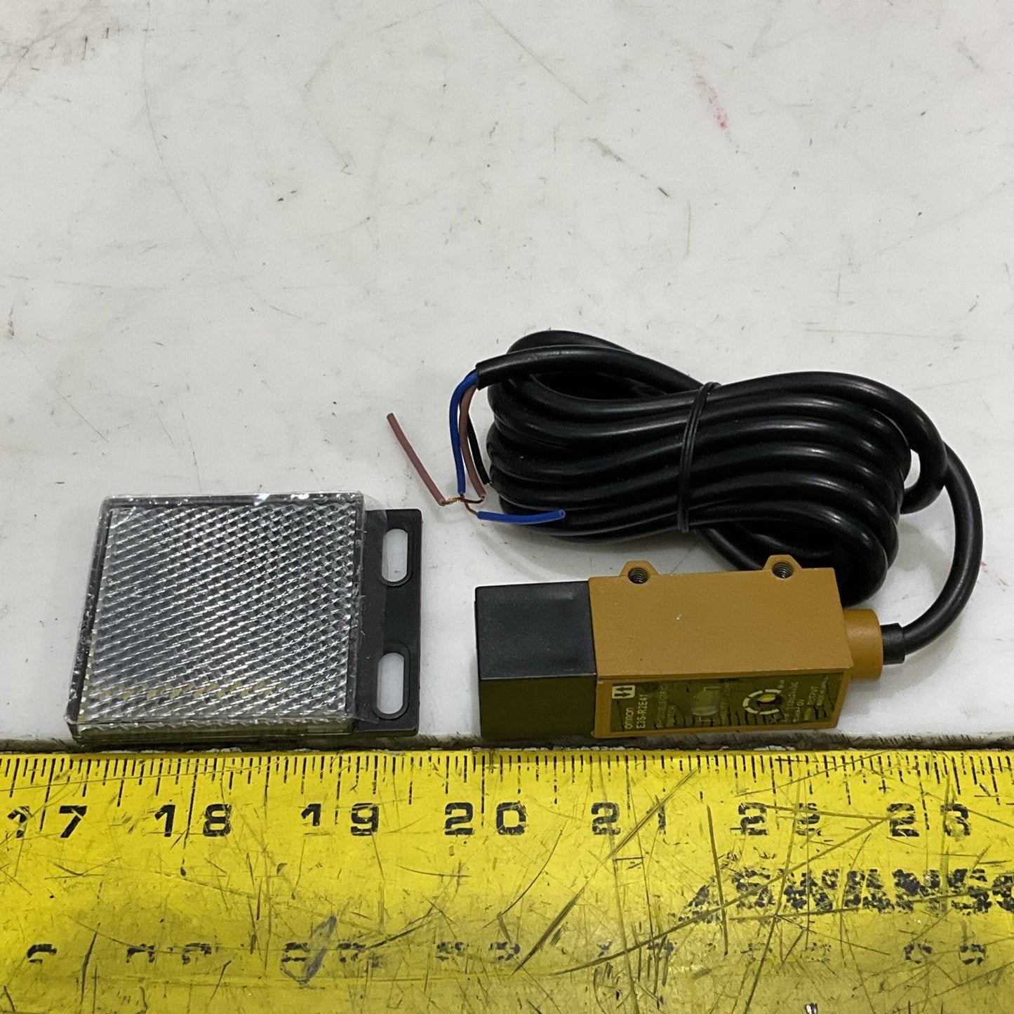 OMRON E3S-R2E41 PHOTOELECTRIC SWITCH 24 VDC Z2M