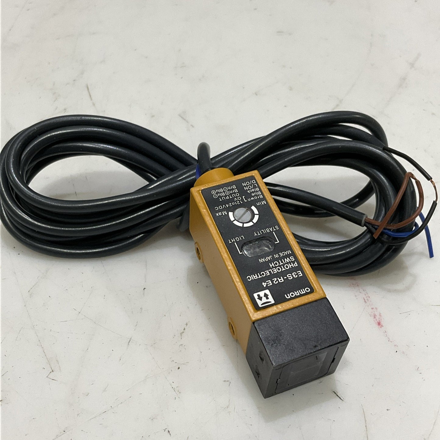 OMRON E3S-R2E4 PHOTOELECTRIC SWITCH 24 VDC Z2M