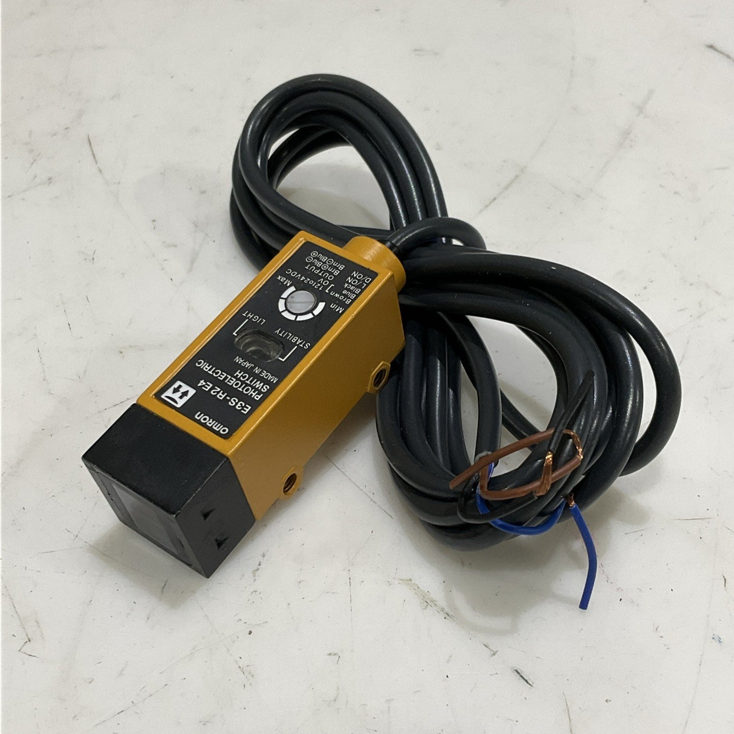OMRON E3S-R2E4 PHOTOELECTRIC SWITCH 24 VDC Z2M