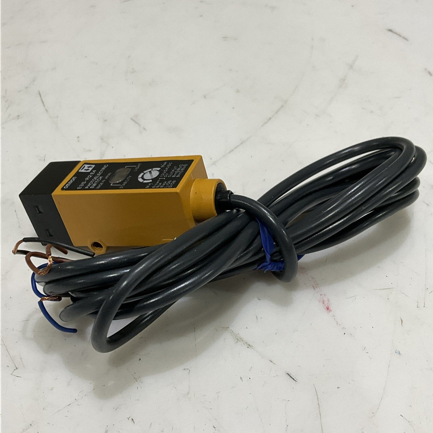 OMRON E3S-R2E4 PHOTOELECTRIC SWITCH 24 VDC Z2M