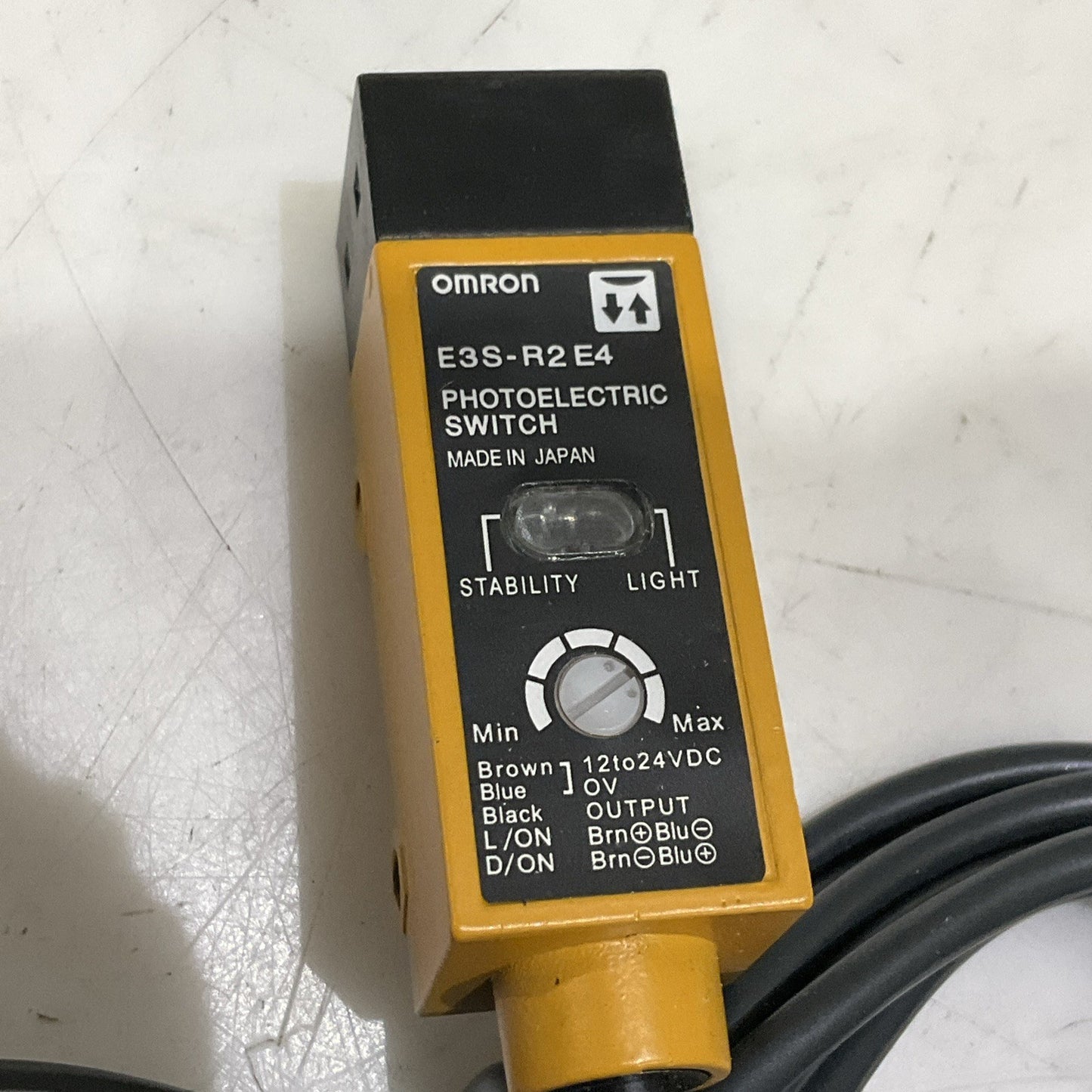 OMRON E3S-R2E4 PHOTOELECTRIC SWITCH 24 VDC Z2M