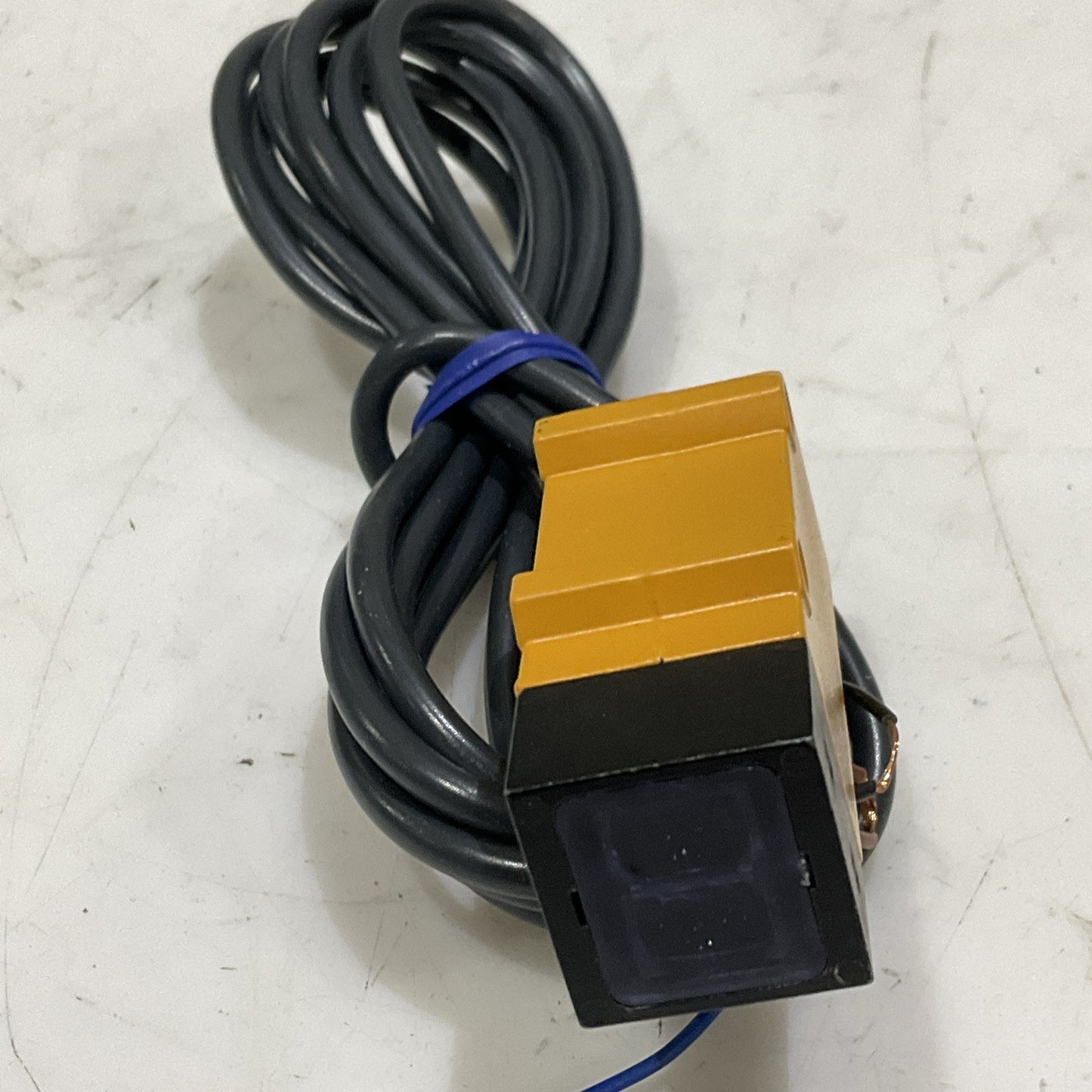 OMRON E3S-R2E4 PHOTOELECTRIC SWITCH 24 VDC Z2M