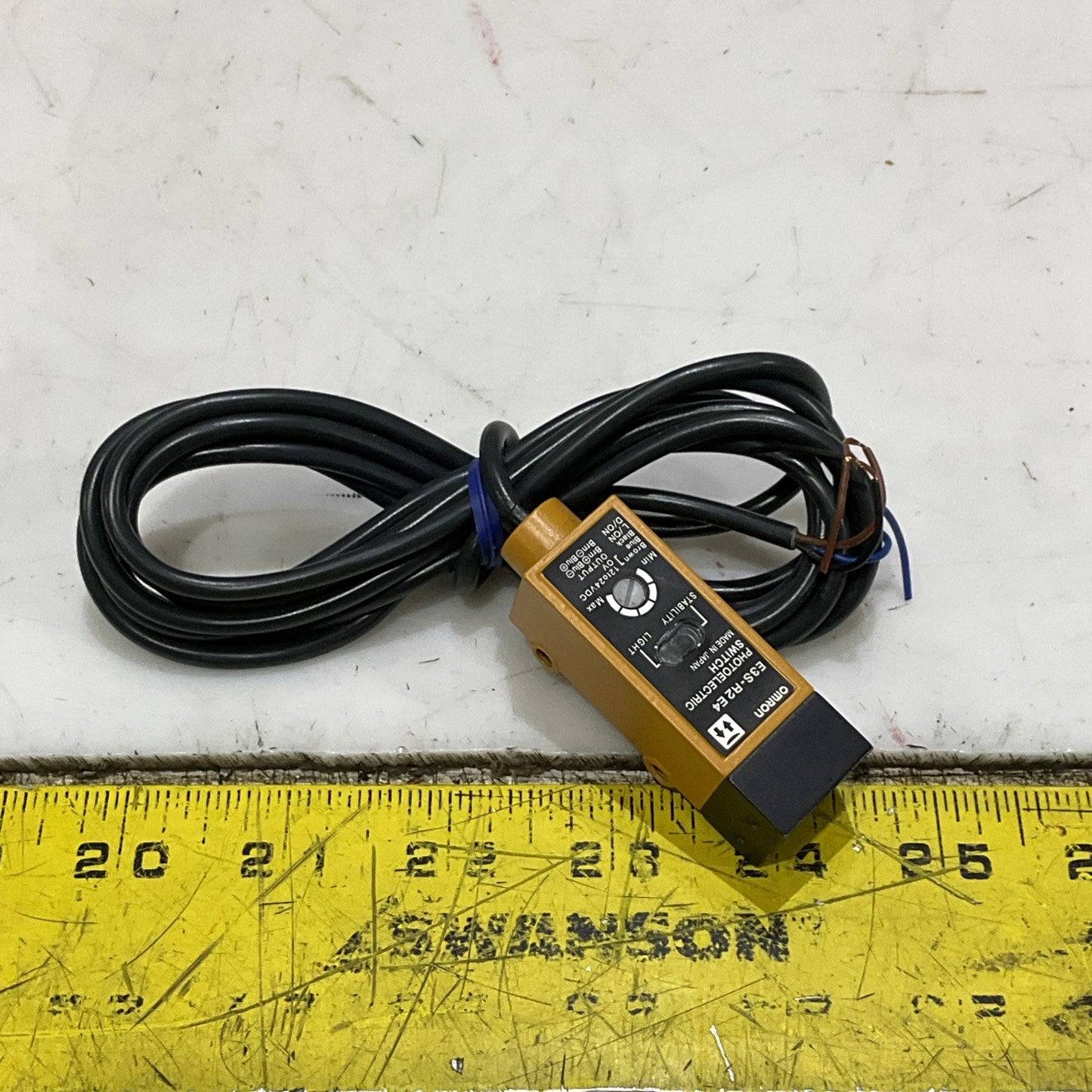 OMRON E3S-R2E4 PHOTOELECTRIC SWITCH 24 VDC Z2M