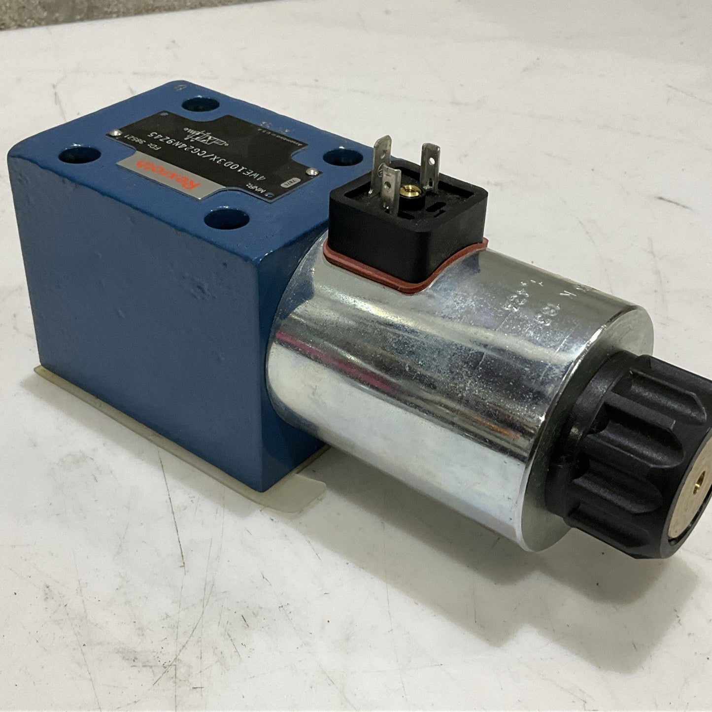 REXROTH 4WE10D3X/CG24N9Z45 DIRECTIONAL SPOOL VALVE 38521 019793 K 185 Z2M