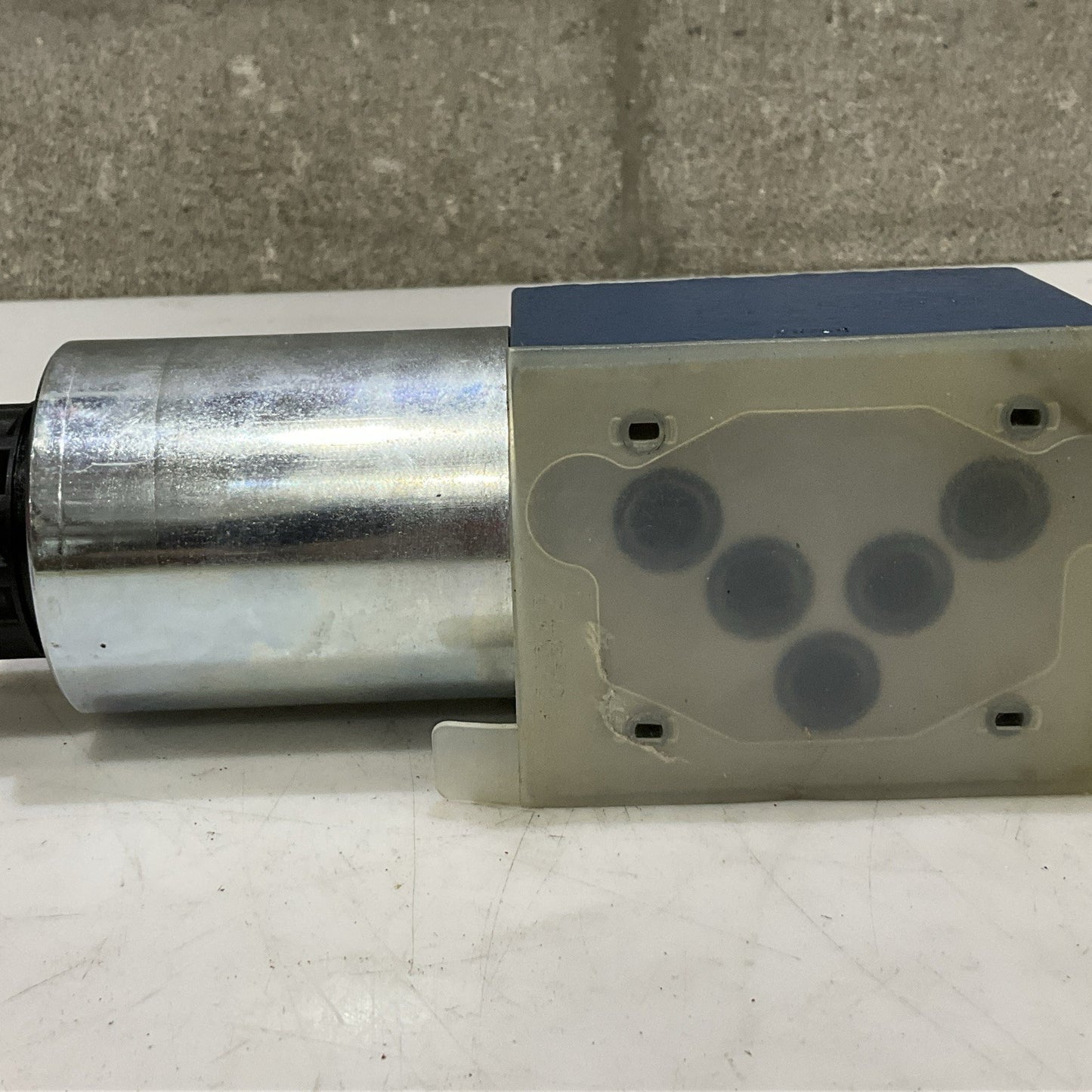 REXROTH 4WE10D3X/CG24N9Z45 DIRECTIONAL SPOOL VALVE 38521 019793 K 185 Z2M