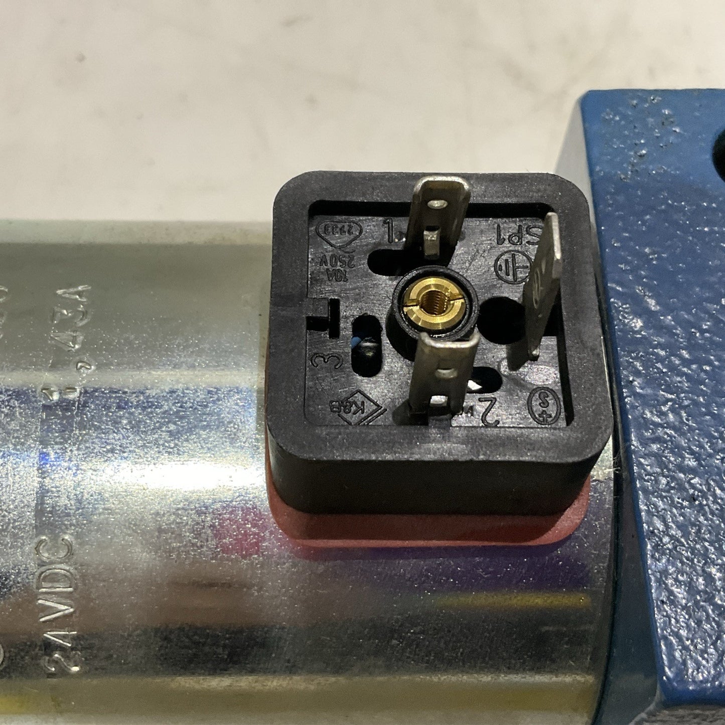 REXROTH 4WE10D3X/CG24N9Z45 DIRECTIONAL SPOOL VALVE 38521 019793 K 185 Z2M