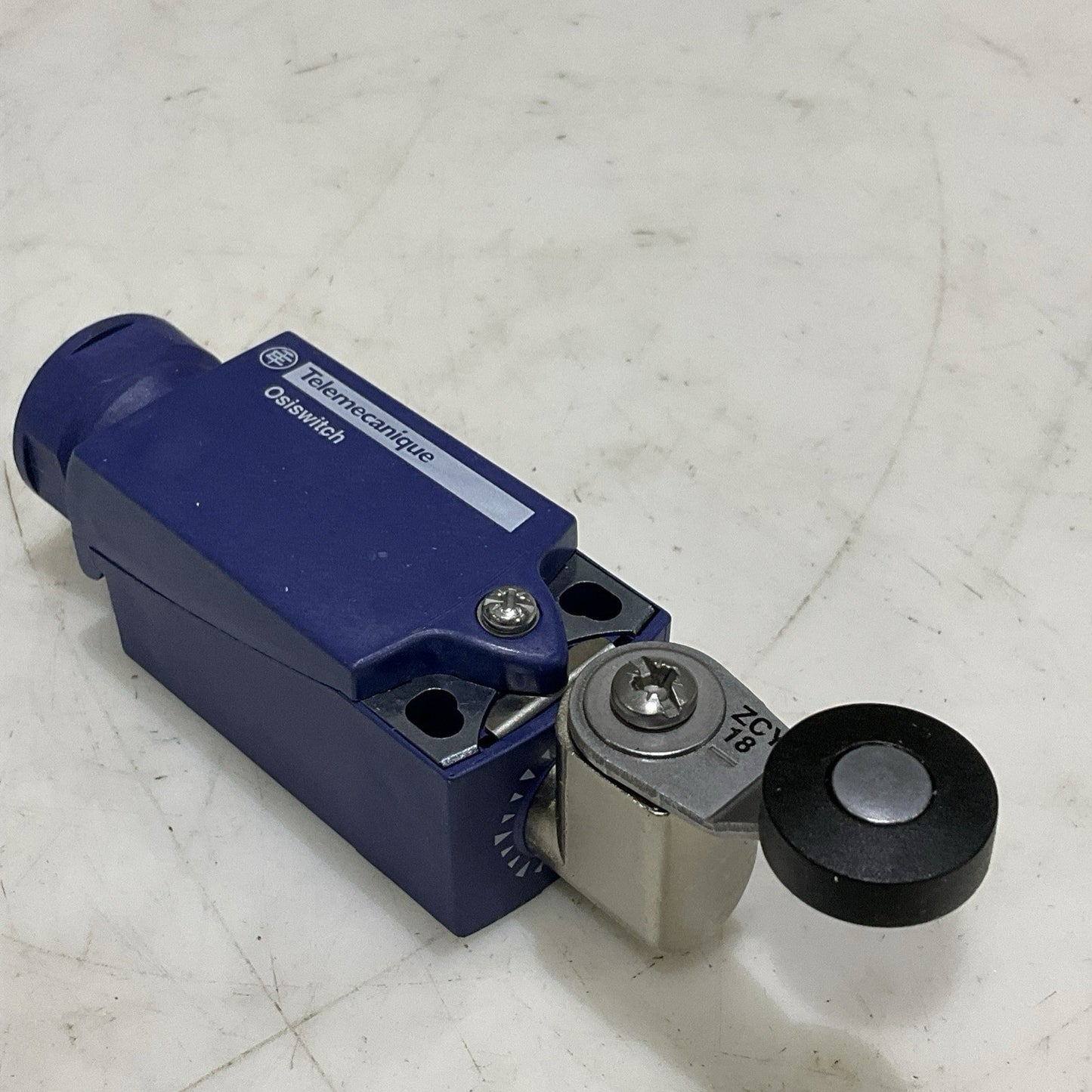 TELEMECANIQUE XCKP2118N12 LIMIT SWITCH THERMOPLASTIC ROLLER LEVER LOT OF 2 Z2M