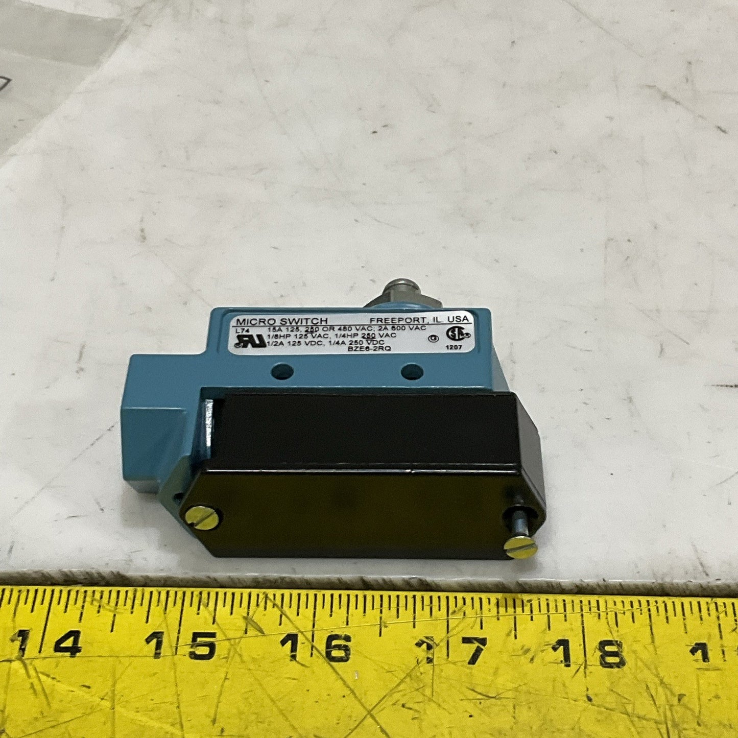 HONEYWELL BZE6-2RQ MICRO SWITCH 600 VAC 2 A BZE62RQ Z2M