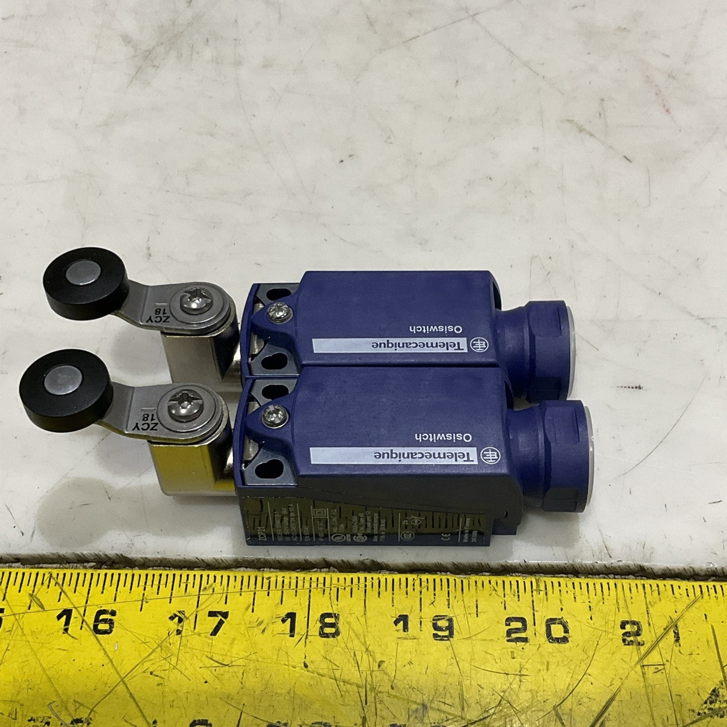 TELEMECANIQUE XCKP2118N12 LIMIT SWITCH THERMOPLASTIC ROLLER LEVER LOT OF 2 Z2M