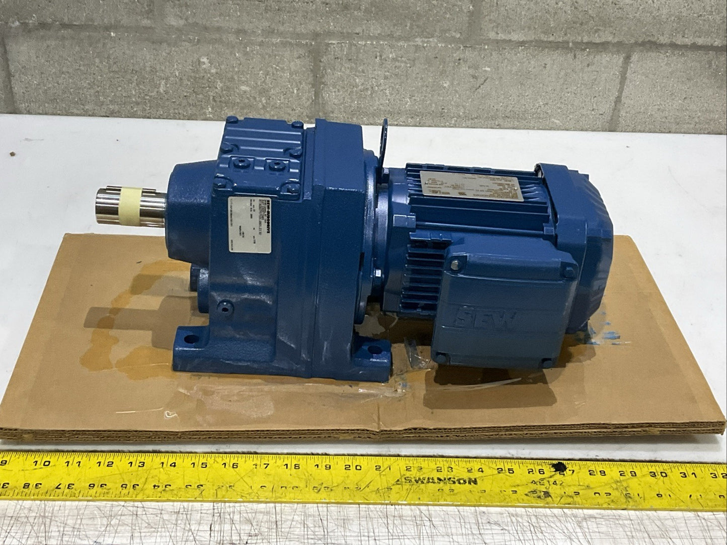 SEW-EURODRIVE R47 DRN71M4 GEAR MOTOR R47DRN71M4 460 V 60 HZ 1730 RPM Z2M
