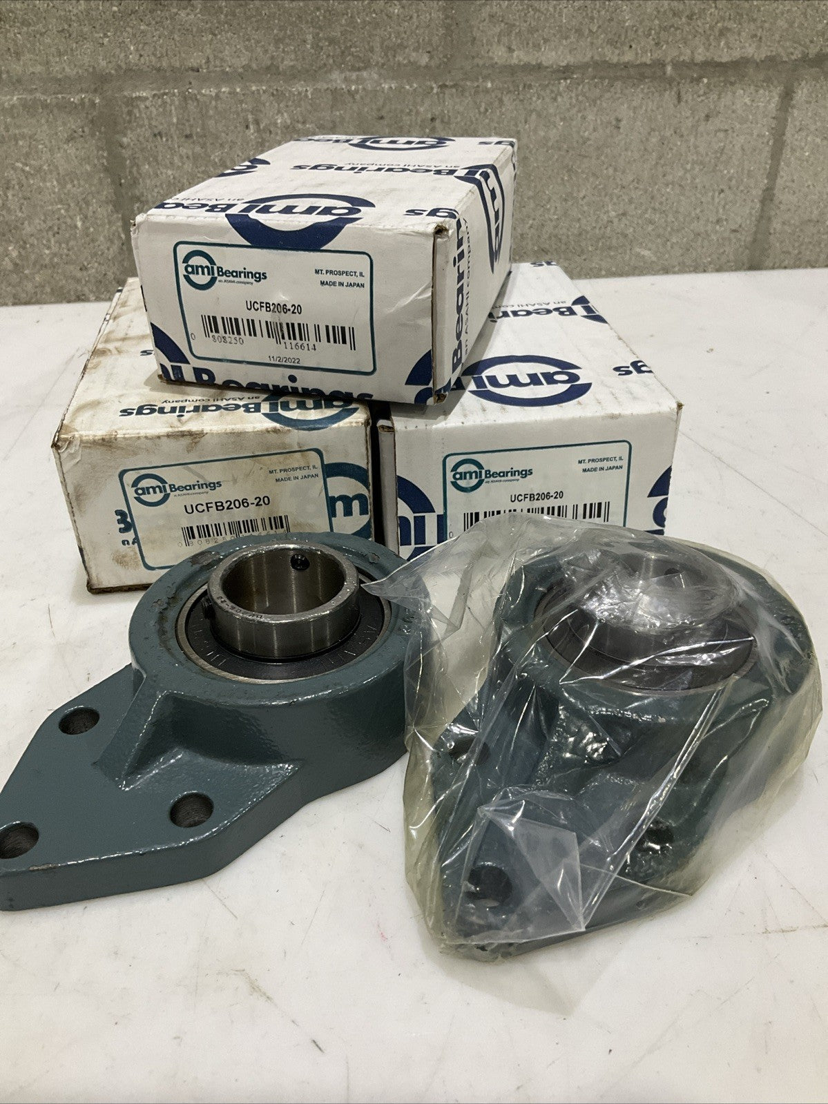 AMI UCFB206-20 UCFB20620 FLANGE MOUNT 2 BOLT BEARING LOT OF 4 Z2M