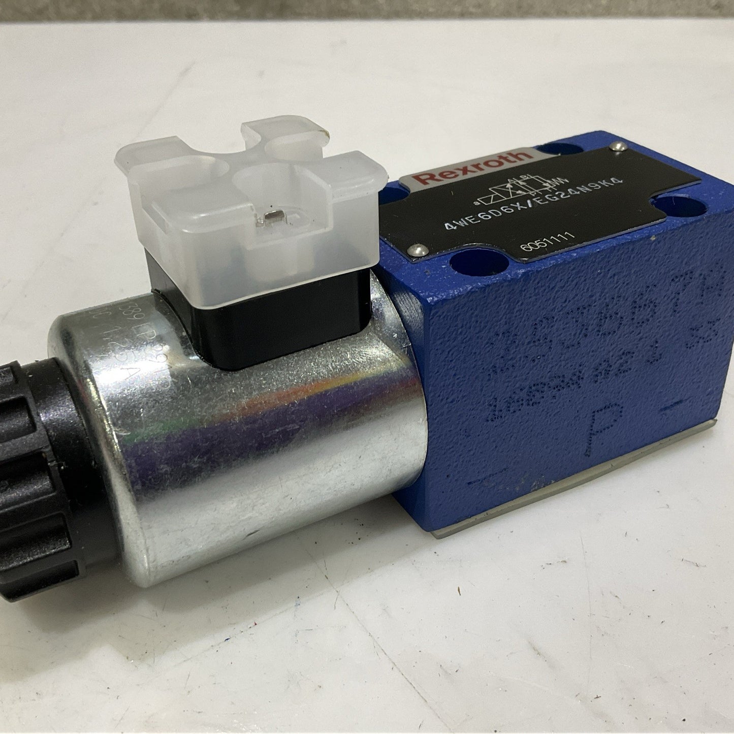 REXROTH R900021389 4WE6D6X/EG24N9K4 DIRECTIONAL CONTROL VALVE Z2M