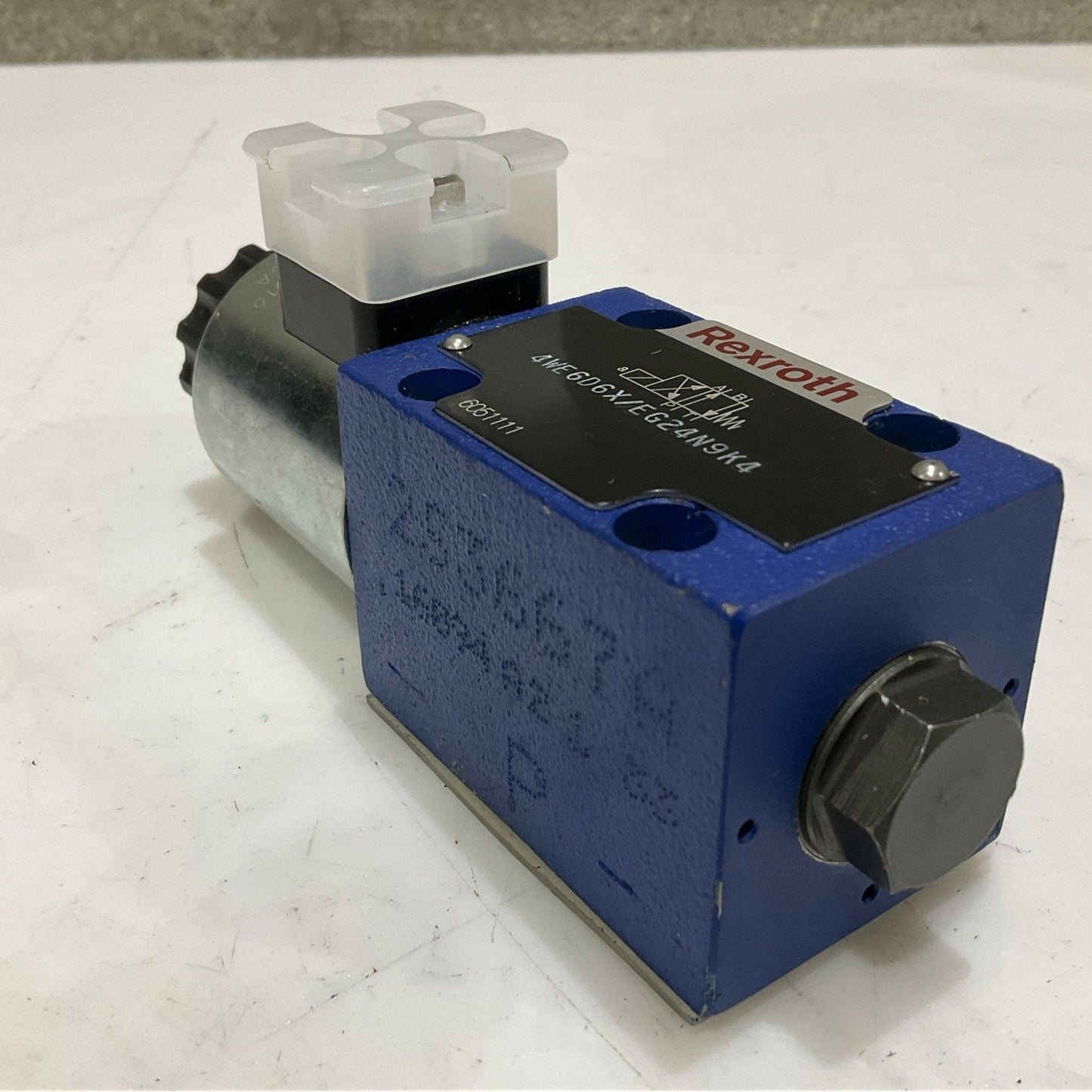 REXROTH R900021389 4WE6D6X/EG24N9K4 DIRECTIONAL CONTROL VALVE Z2M