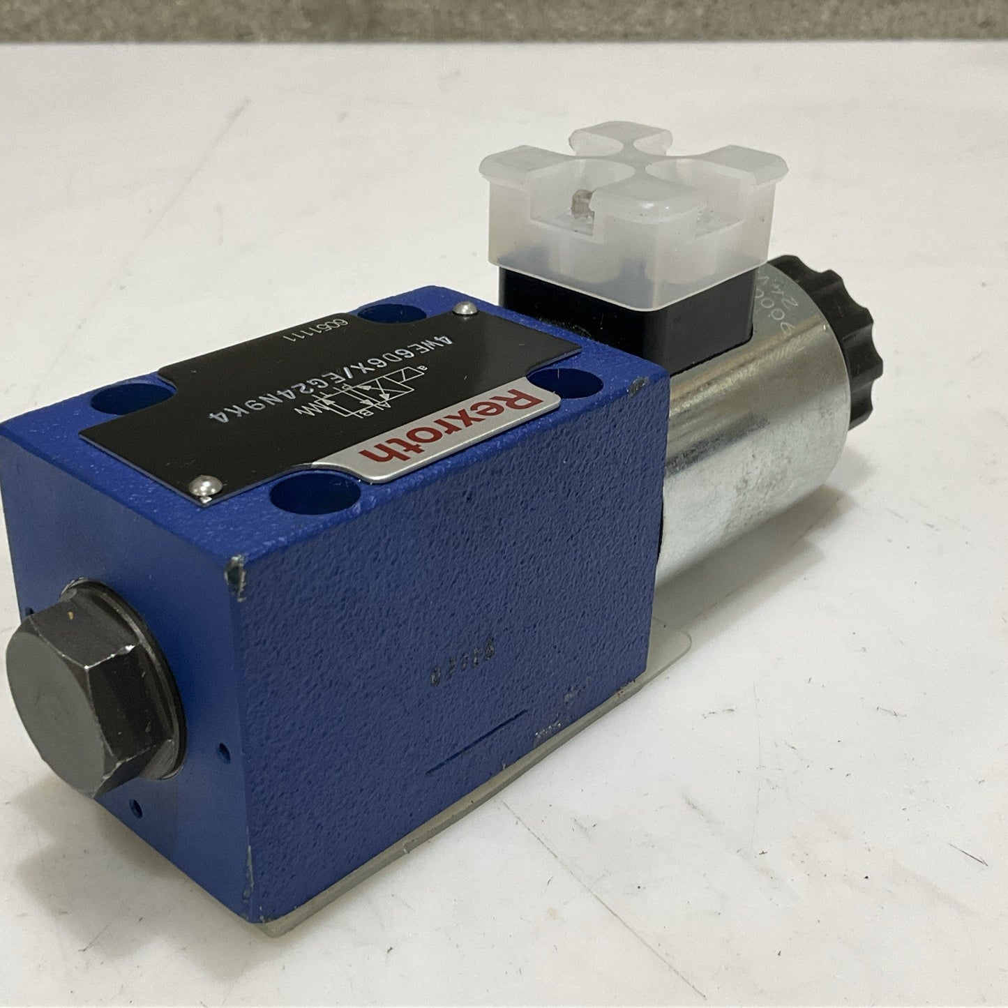 REXROTH R900021389 4WE6D6X/EG24N9K4 DIRECTIONAL CONTROL VALVE Z2M
