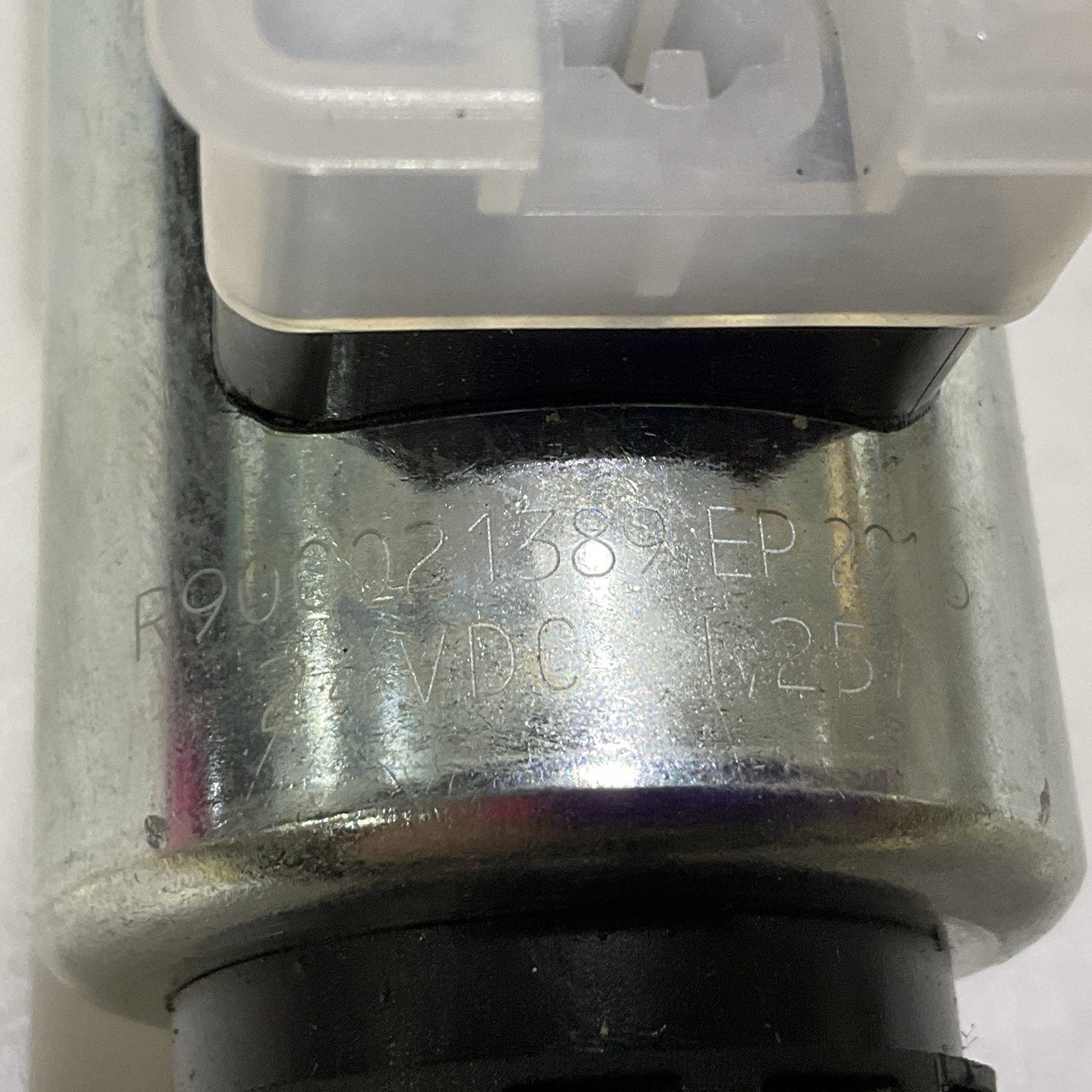 REXROTH R900021389 4WE6D6X/EG24N9K4 DIRECTIONAL CONTROL VALVE Z2M