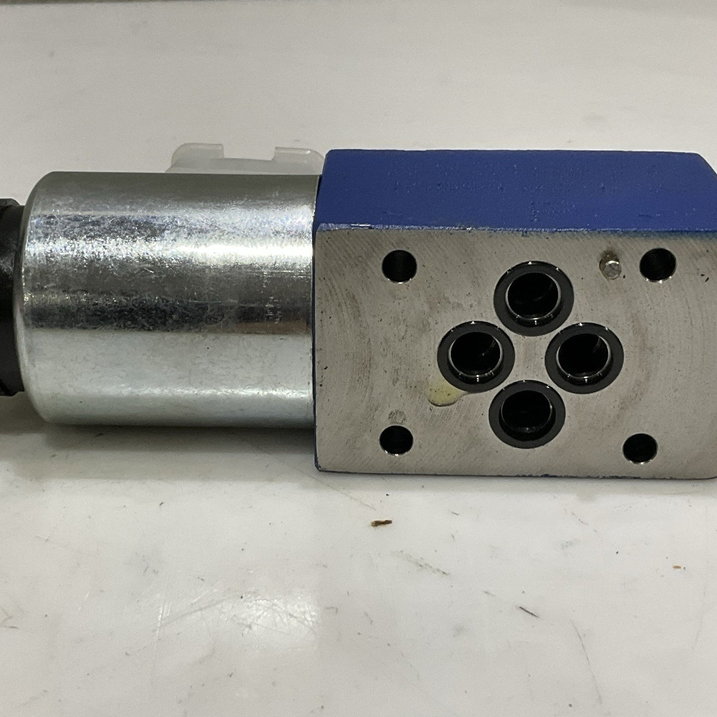 REXROTH R900021389 4WE6D6X/EG24N9K4 DIRECTIONAL CONTROL VALVE Z2M