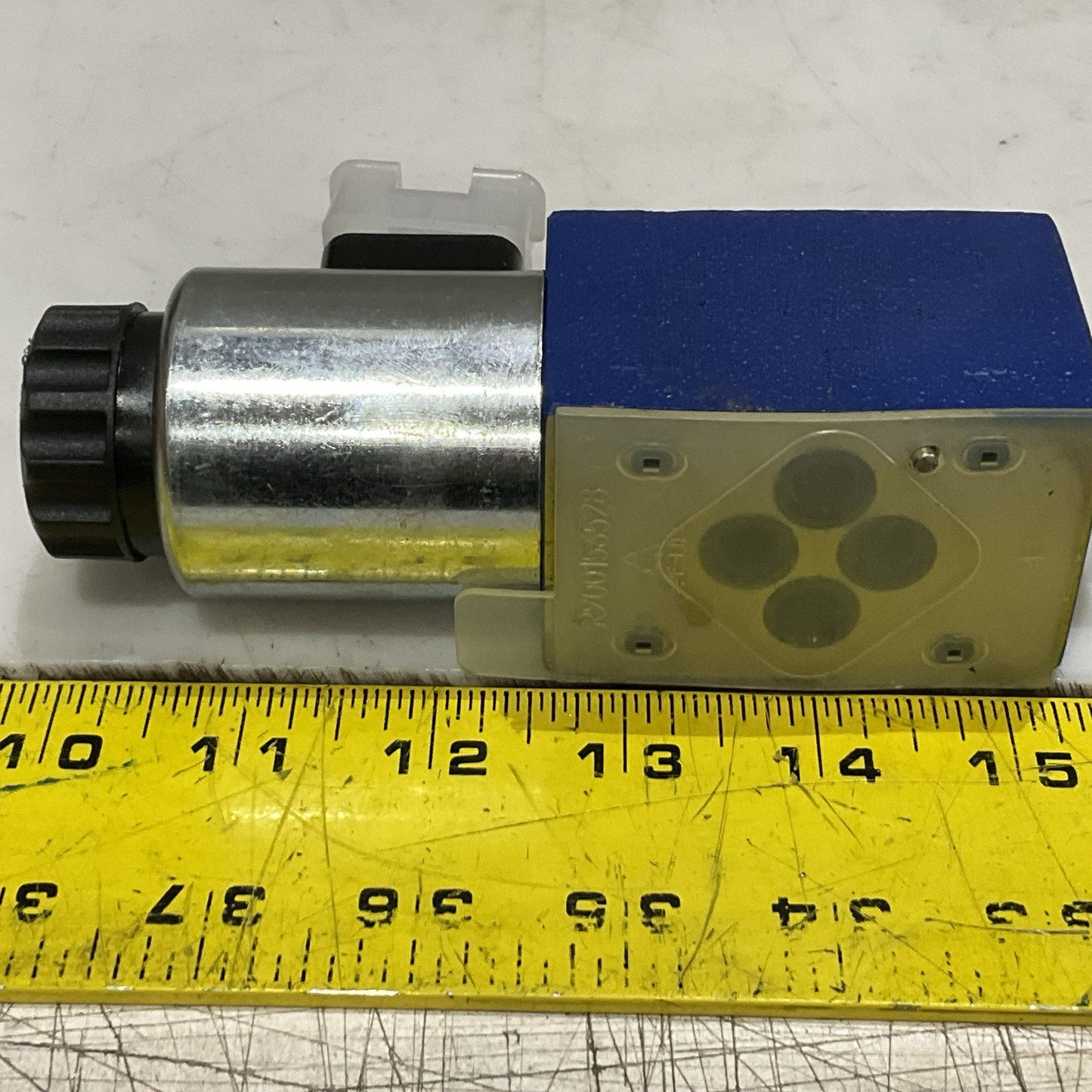 REXROTH R900021389 4WE6D6X/EG24N9K4 DIRECTIONAL CONTROL VALVE Z2M