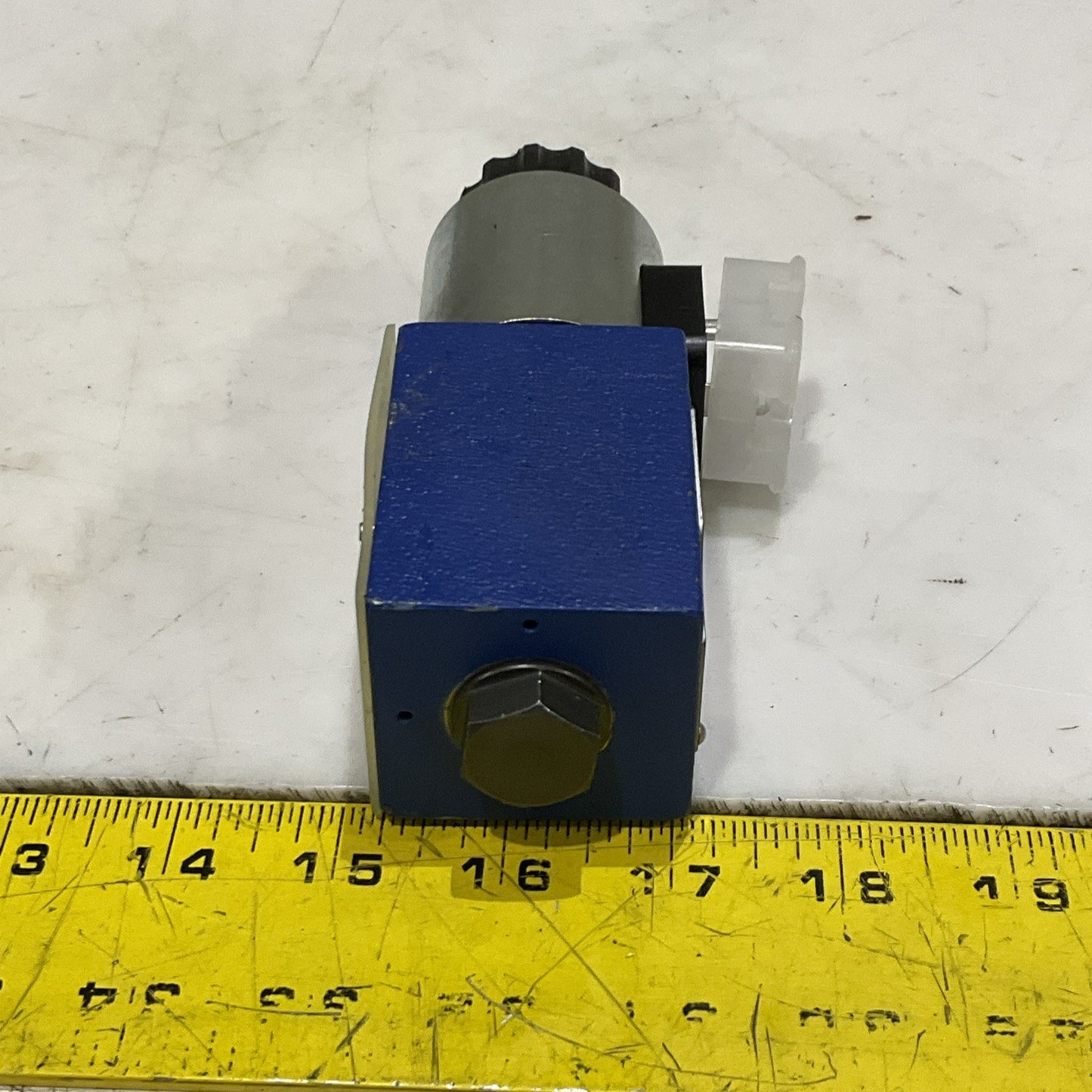 REXROTH R900021389 4WE6D6X/EG24N9K4 DIRECTIONAL CONTROL VALVE Z2M