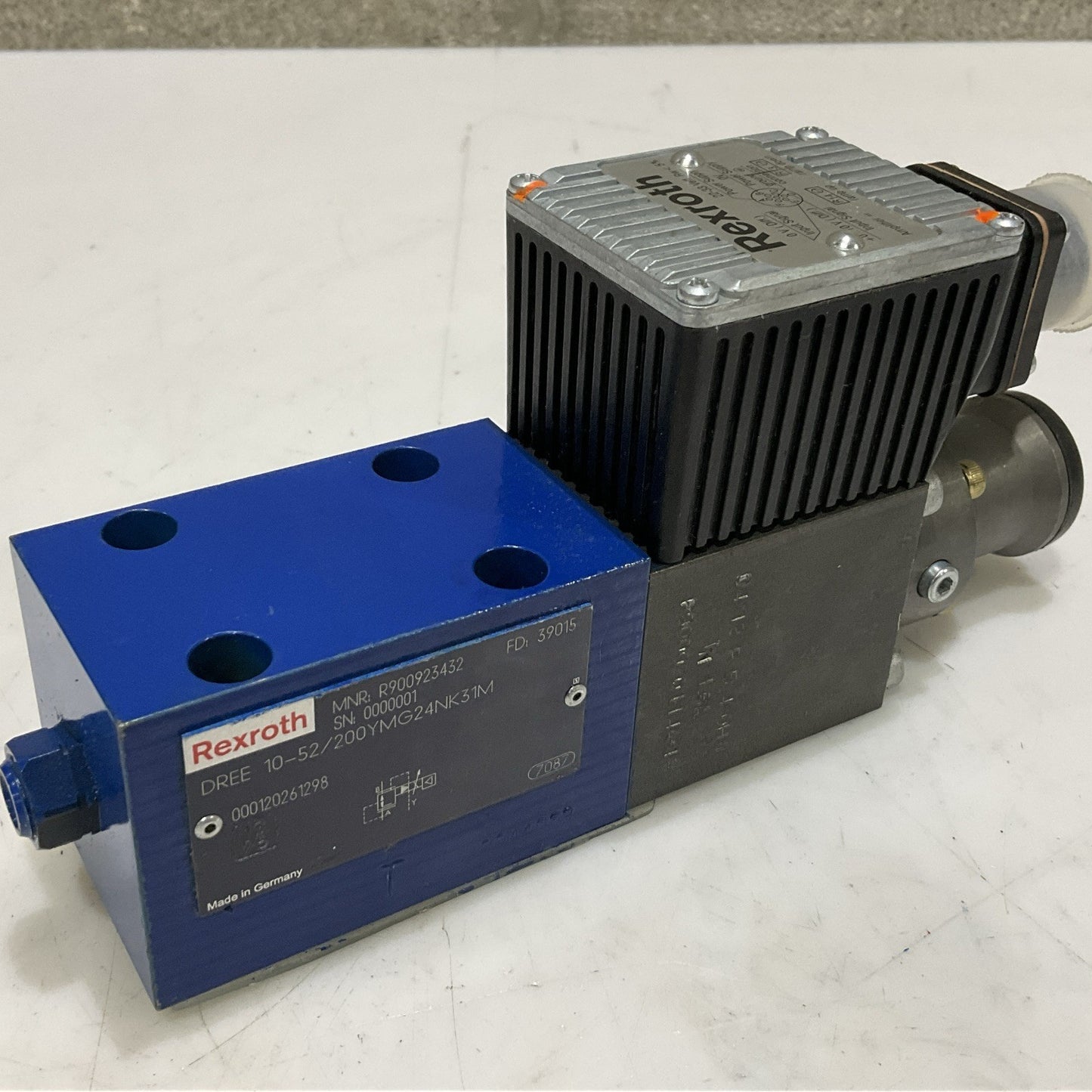 REXROTH R900923432 DREE 10-52/200YMG24NK31M SOLENOID VALVE Z2M