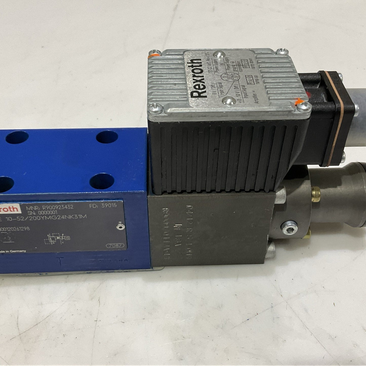 REXROTH R900923432 DREE 10-52/200YMG24NK31M SOLENOID VALVE Z2M